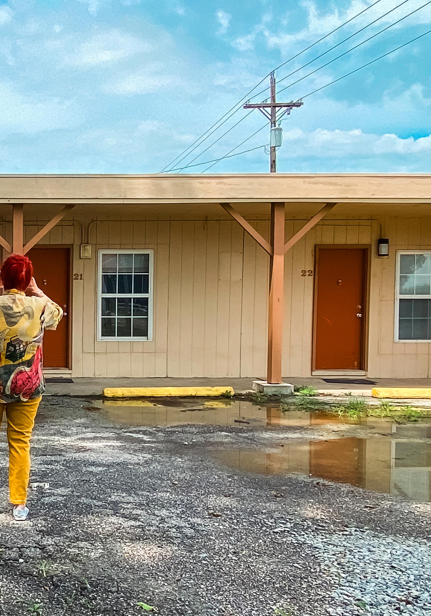 Photographe (Lou Jane) (Americana, Midwest, Motel, Vintage, ~30% off) en vente 2