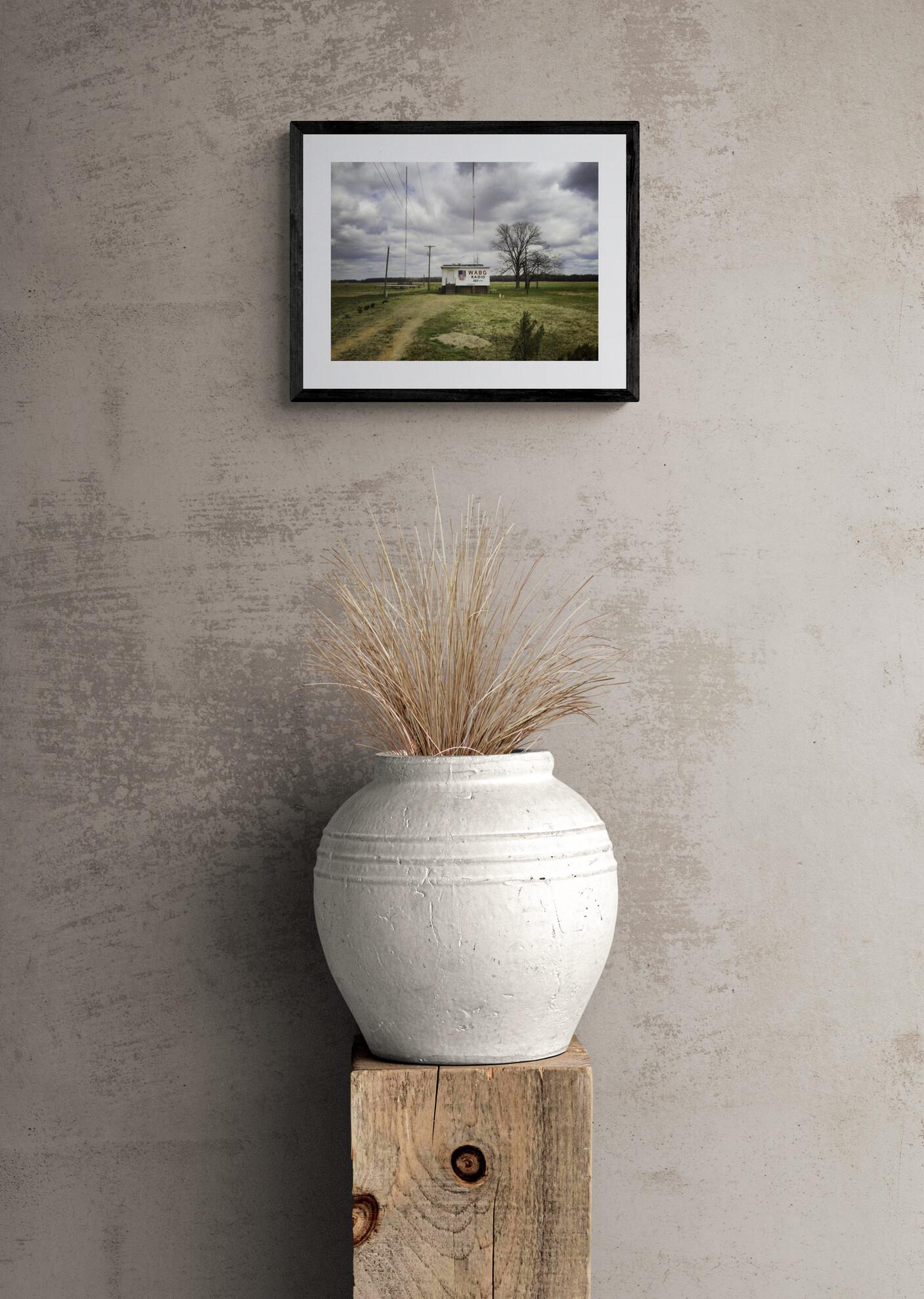 Radio WABG (Americana, Midwest, Classic, Vintage, ~26% OFF - LIMITÉE) - Modernisme américain Photograph par Kelly Ludwig