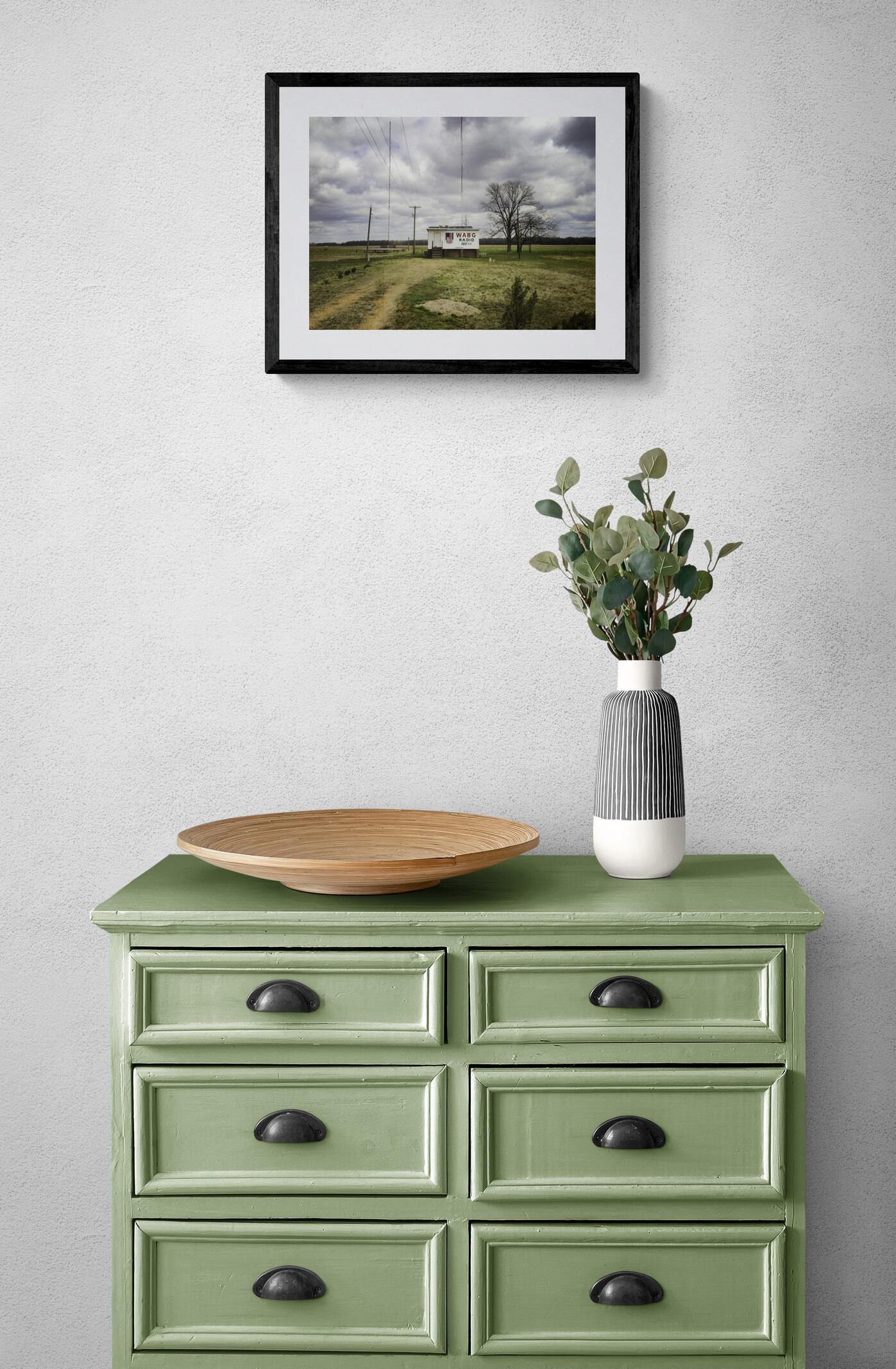 Radio WABG (Americana, Midwest, Classic, Vintage, ~26% OFF - LIMITÉE) - Gris Color Photograph par Kelly Ludwig