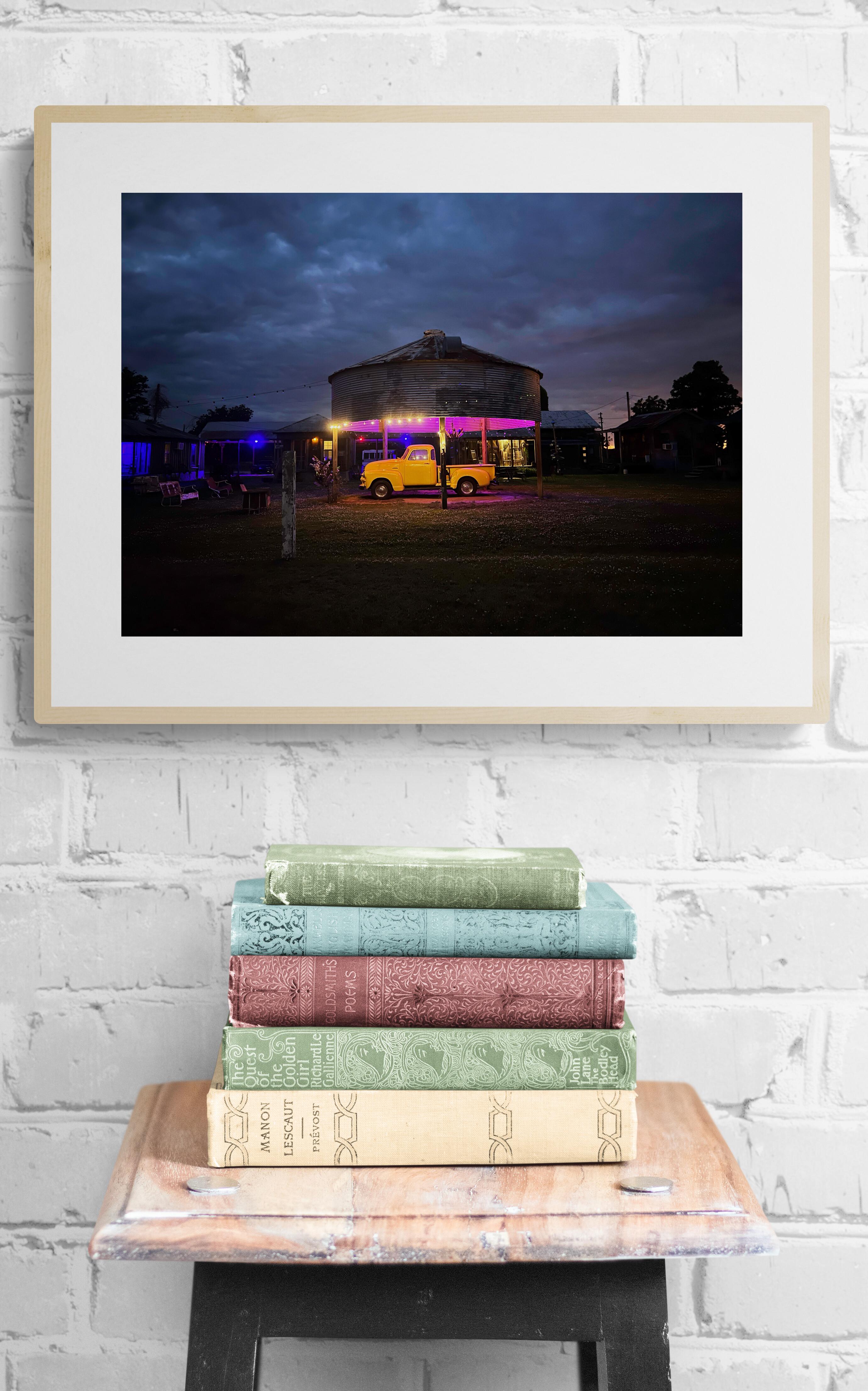 Truck jaune (Americana, Midwest, Motel, Vintage, Silo, ~30% OFF) - Photograph de Kelly Ludwig