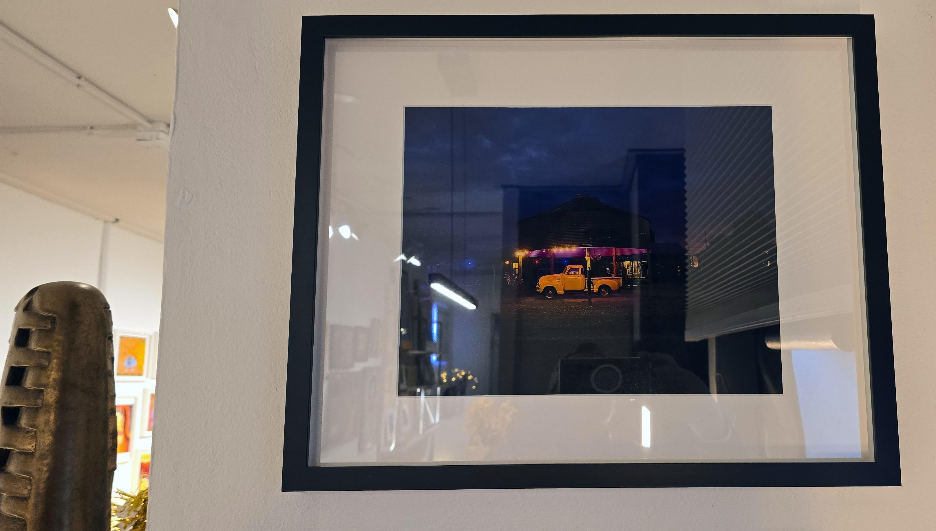 Truck jaune (Americana, Midwest, Motel, Vintage, Silo, ~30% OFF) - Noir Figurative Photograph par Kelly Ludwig