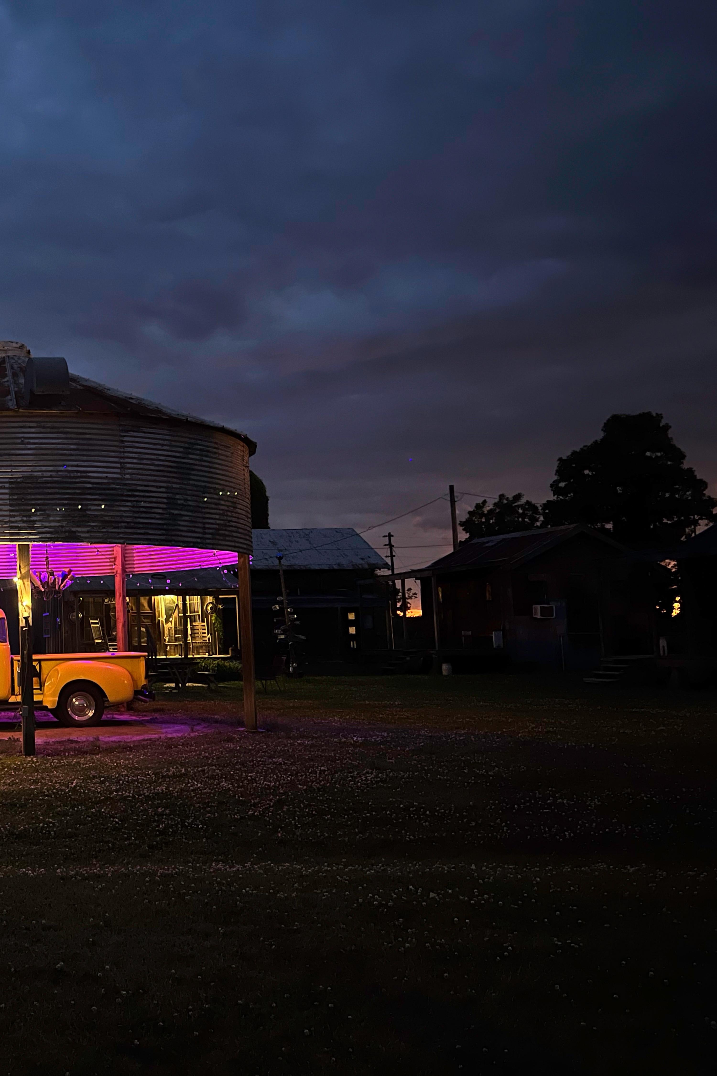 Truck jaune (Americana, Midwest, Motel, Vintage, Silo, ~30% OFF) en vente 1