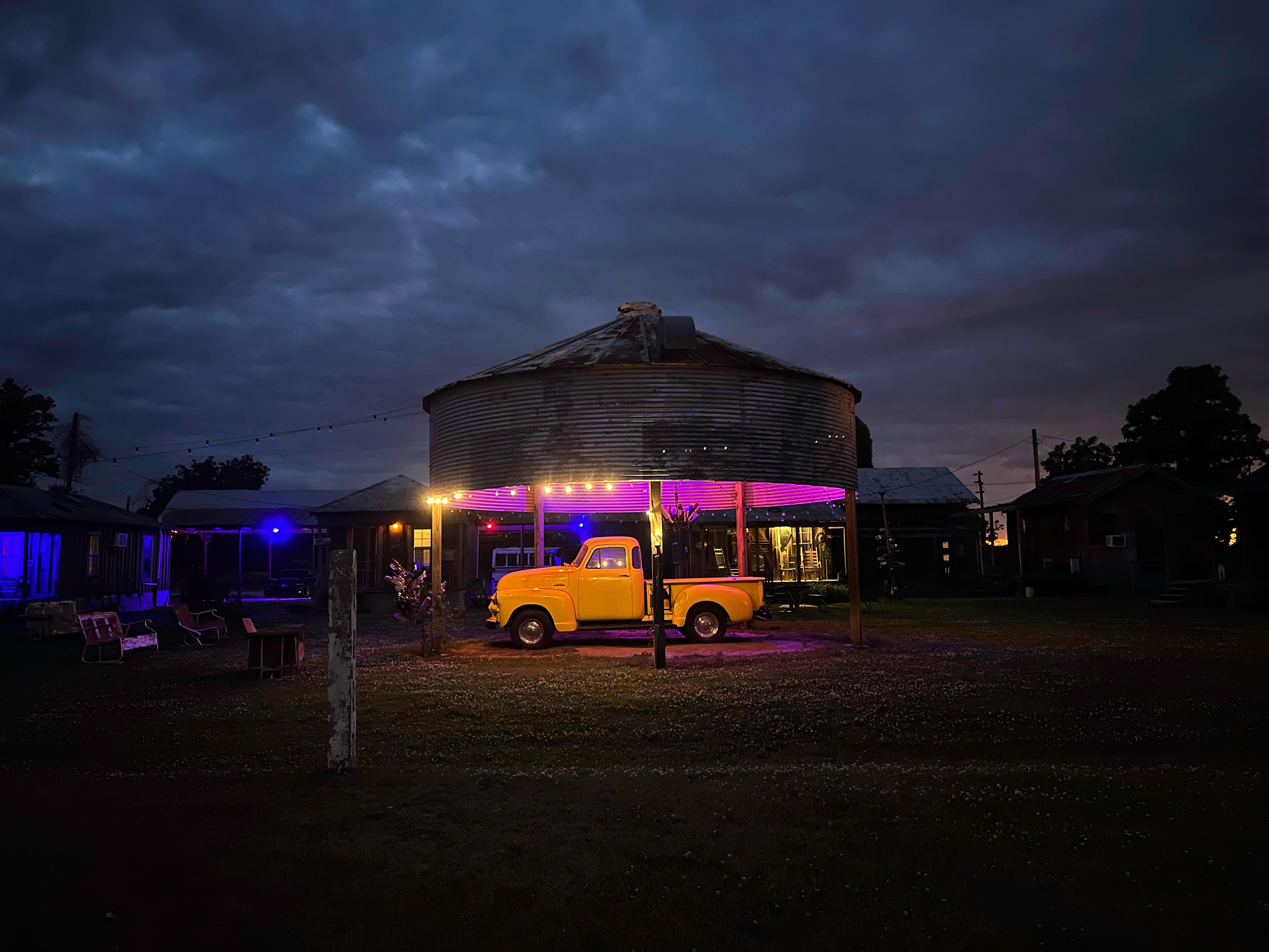 Camión amarillo (Americana, Medio Oeste, Motel, Vintage, Silo, ~30% DESCUENTO)