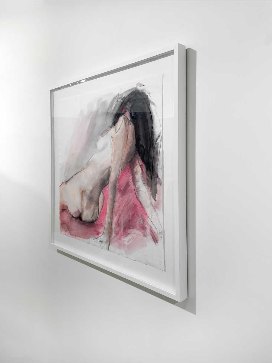 Diese abstrakte Aktzeichnung von Kelly Rossetti wurde mit Kohle und Pastell auf Papier angefertigt. Es zeigt einen hellgrauen, weißen und leuchtend rosa Akzent, der eine sitzende nackte weibliche Figur von hinten zeigt. Die Zeichnung selbst ist