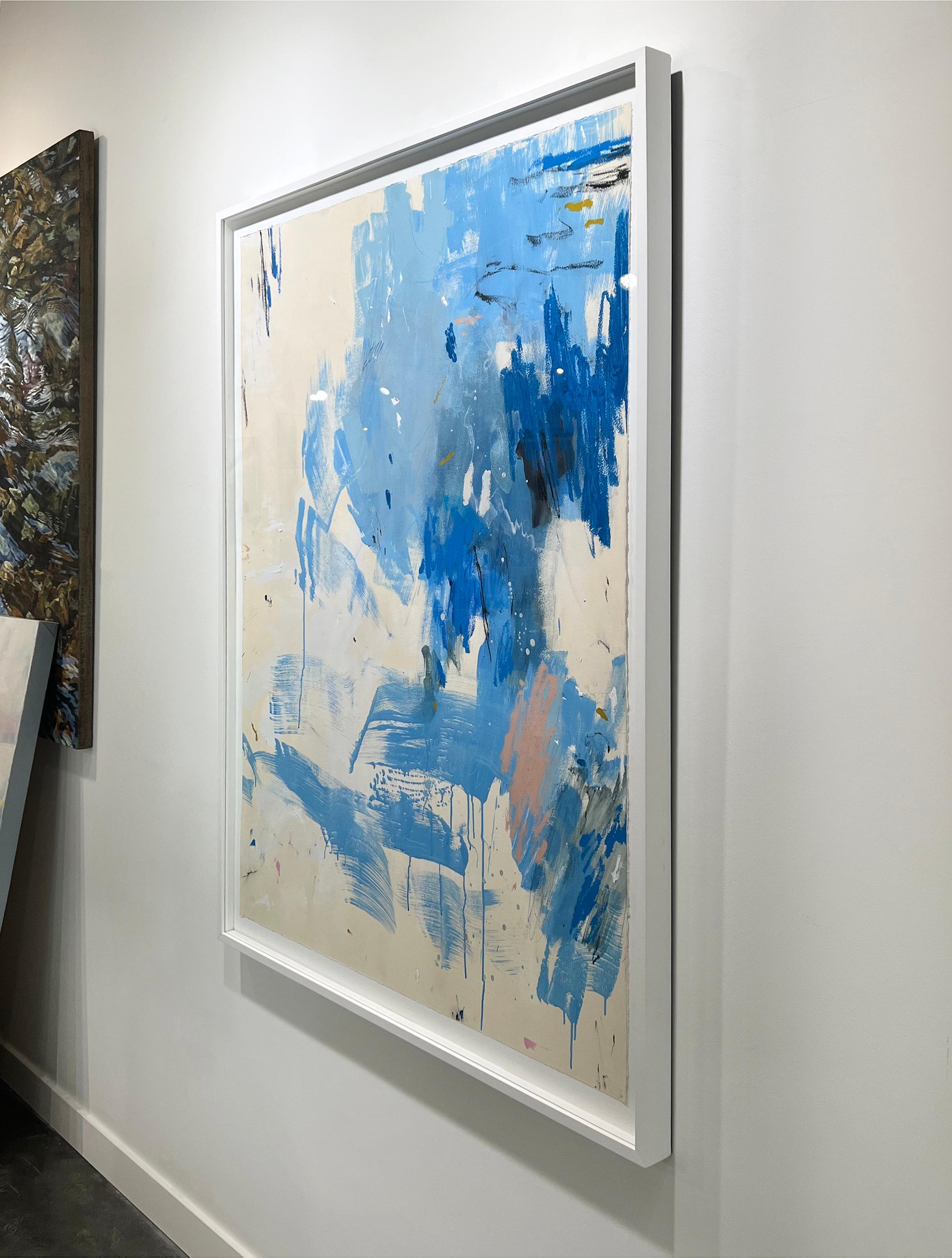 Questo quadro astratto originale incorniciato su carta di Kelly Rossetti è caratterizzato da una tavolozza di blu freddo. I tratti espressivi e le gocce di varie tonalità di blu sono contrastati da piccole macchie di colore caldo e da uno sfondo