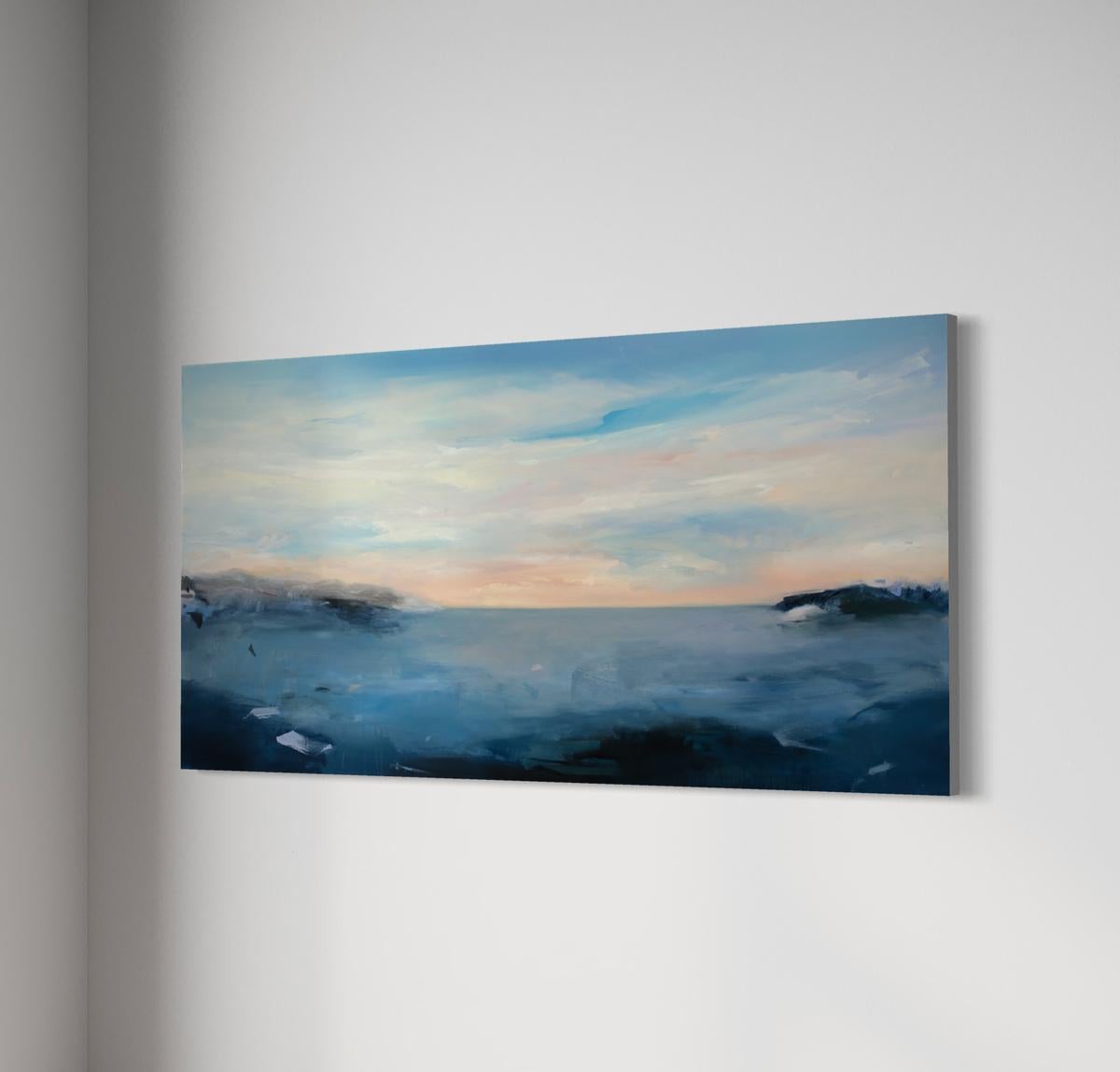 Dieses große horizontale abstrakte Landschaftsgemälde von Kelly Rossetti zeichnet sich durch eine kühle blaue Farbpalette mit tiefen anthrazitfarbenen und blassrosa Akzenten aus. Der Künstler schichtet die Farben mit weichen Pinselstrichen