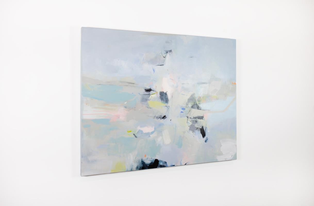 Ce grand tableau abstrait de Kelly Rossetti présente une palette de bleu pâle avec des accents de jaune clair, de rose et de noir. L'artiste superpose les couleurs en utilisant un pinceau doux et crée une composition abstraite équilibrée. Le tableau