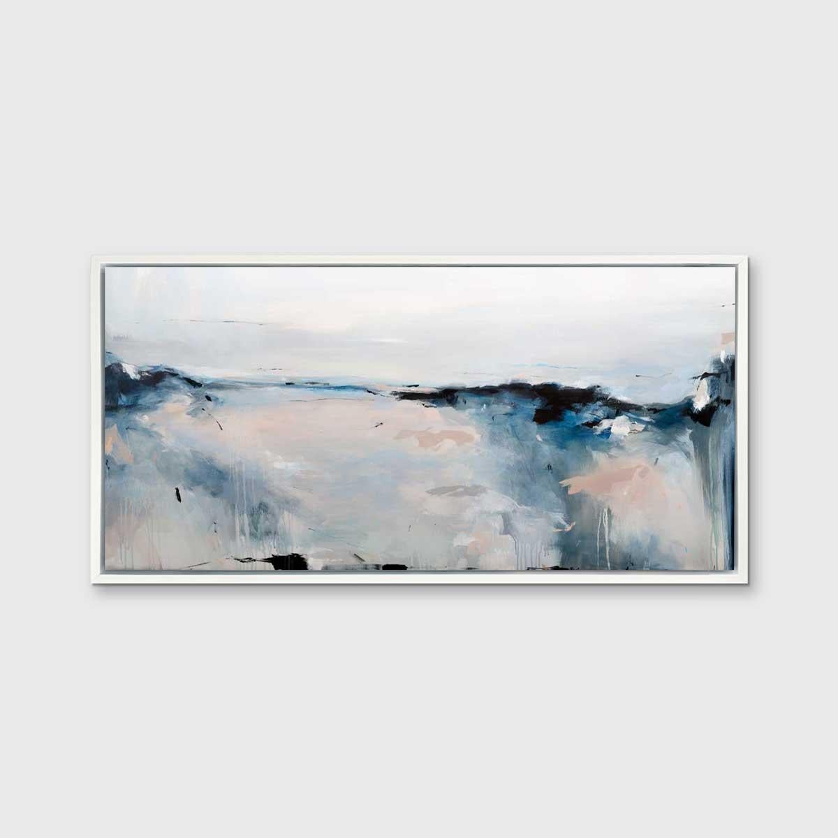Cette impression abstraite en édition limitée de Kelly Rossetti présente une palette froide et une composition de paysage abstrait dans un format horizontal. Les coups de pinceau lâches et expressifs de l'artiste s'associent à des tons bleus