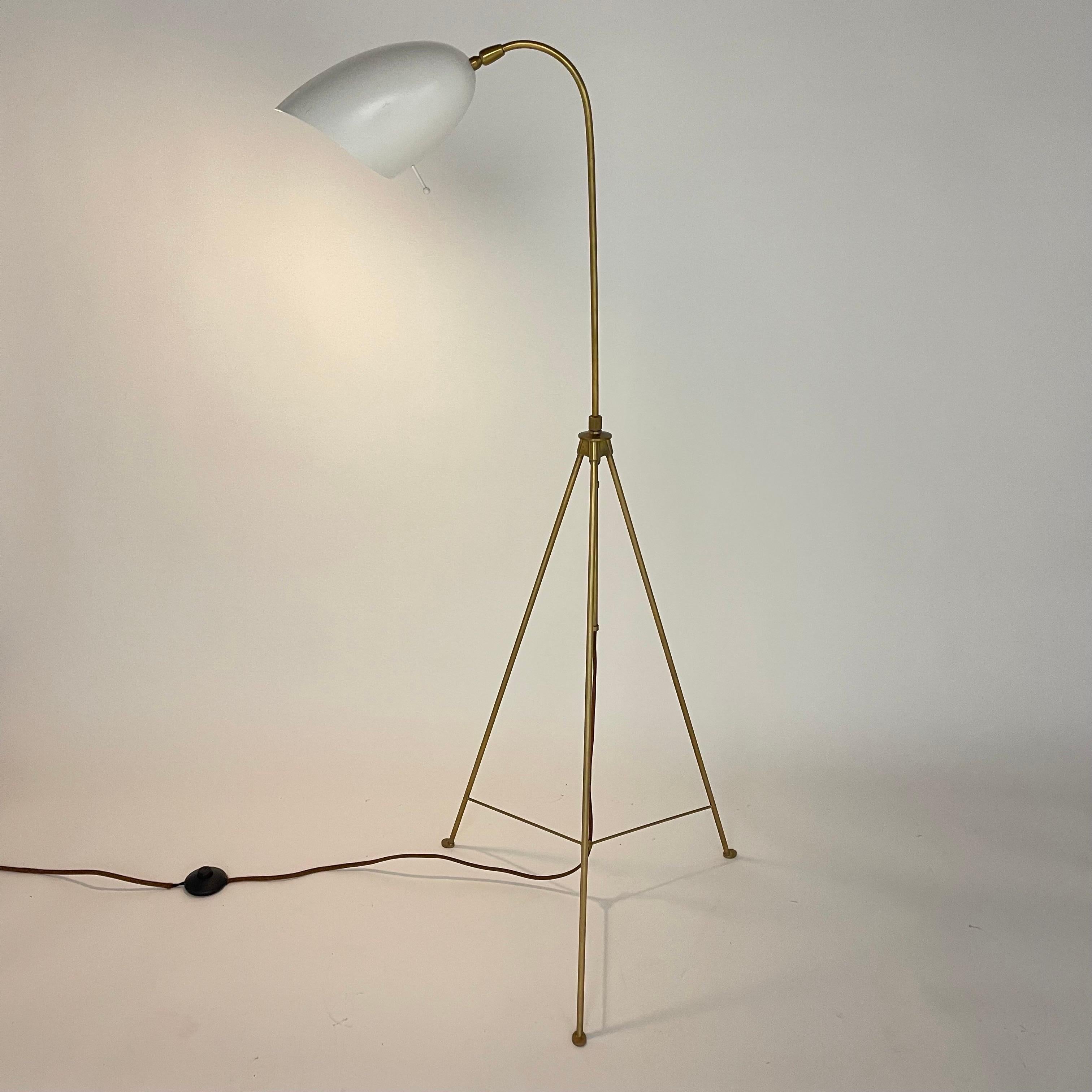 Verstellbare Stehlampe Kelly Wearstler aus Bronze und weißer Emaille, USA 2015 (Moderne) im Angebot
