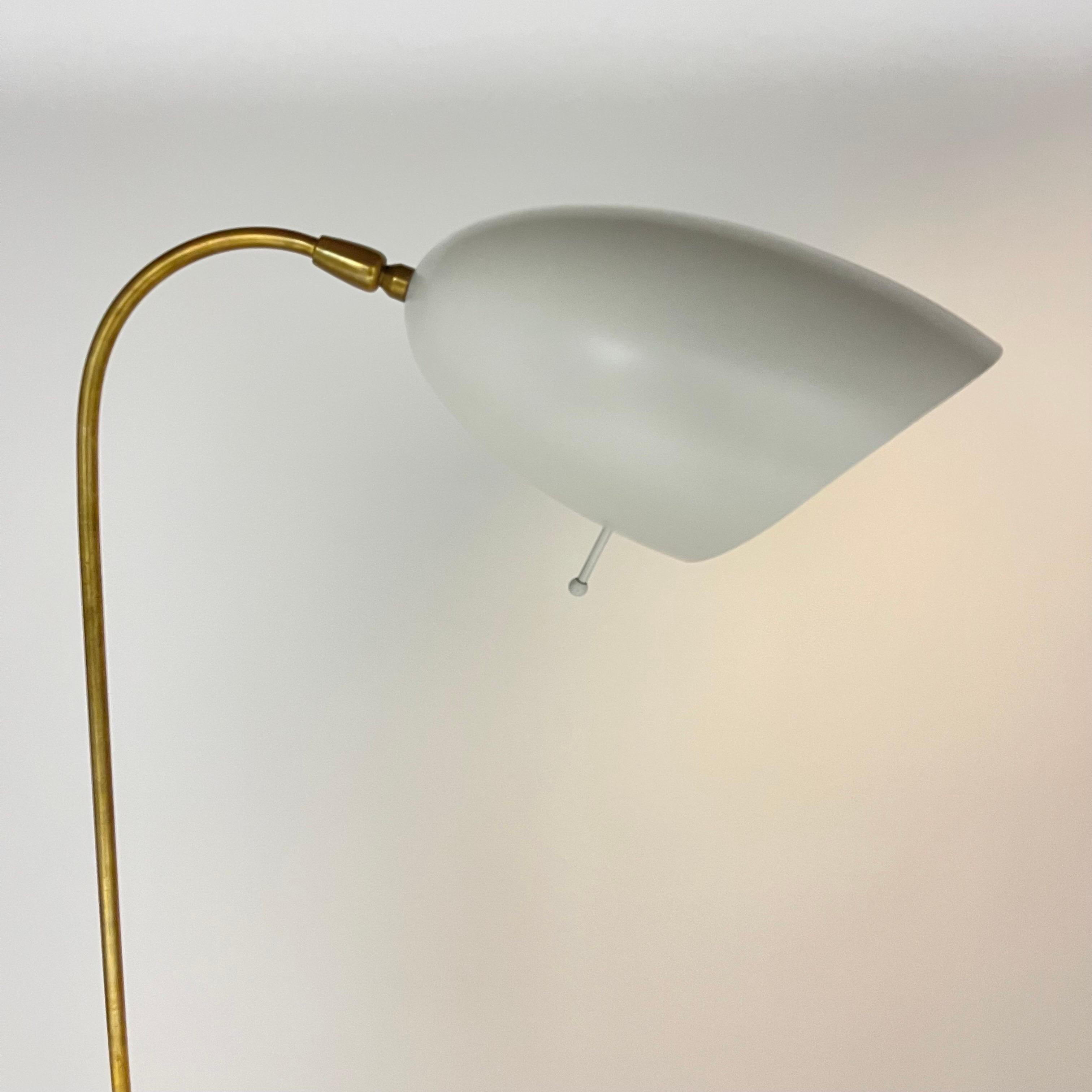 Verstellbare Stehlampe Kelly Wearstler aus Bronze und weißer Emaille, USA 2015 (Emailliert) im Angebot