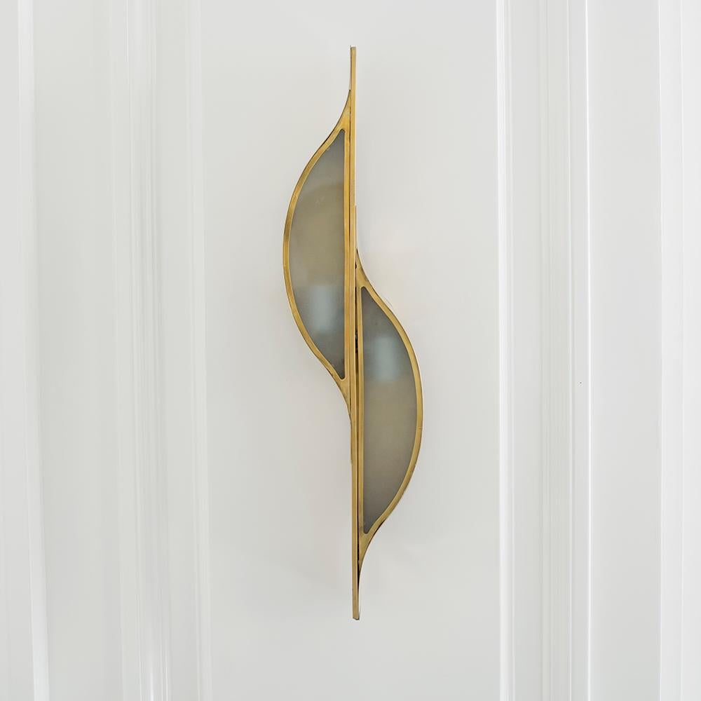 Kelly Wearstler Avant Large Curved Sconce in Antique Burnished Brass In New Condition In West Hollywood, CA