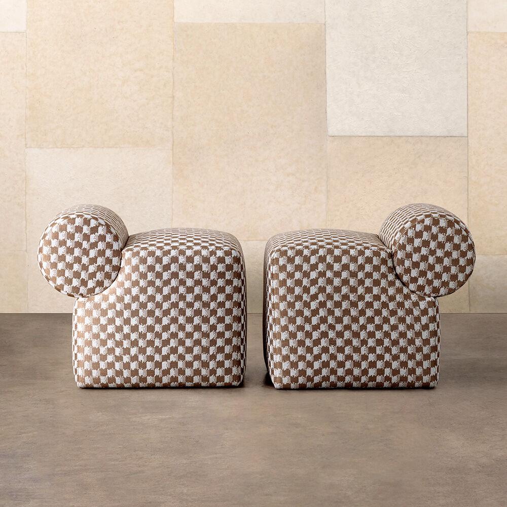 L'ottomana Esfera stabilisce un linguaggio apertamente moderno di geometrie pure e masse audaci senza compromettere il comfort. Questo pezzo versatile può essere utilizzato come sgabello o come seduta e il suo corpo e il suo cuscino completamente