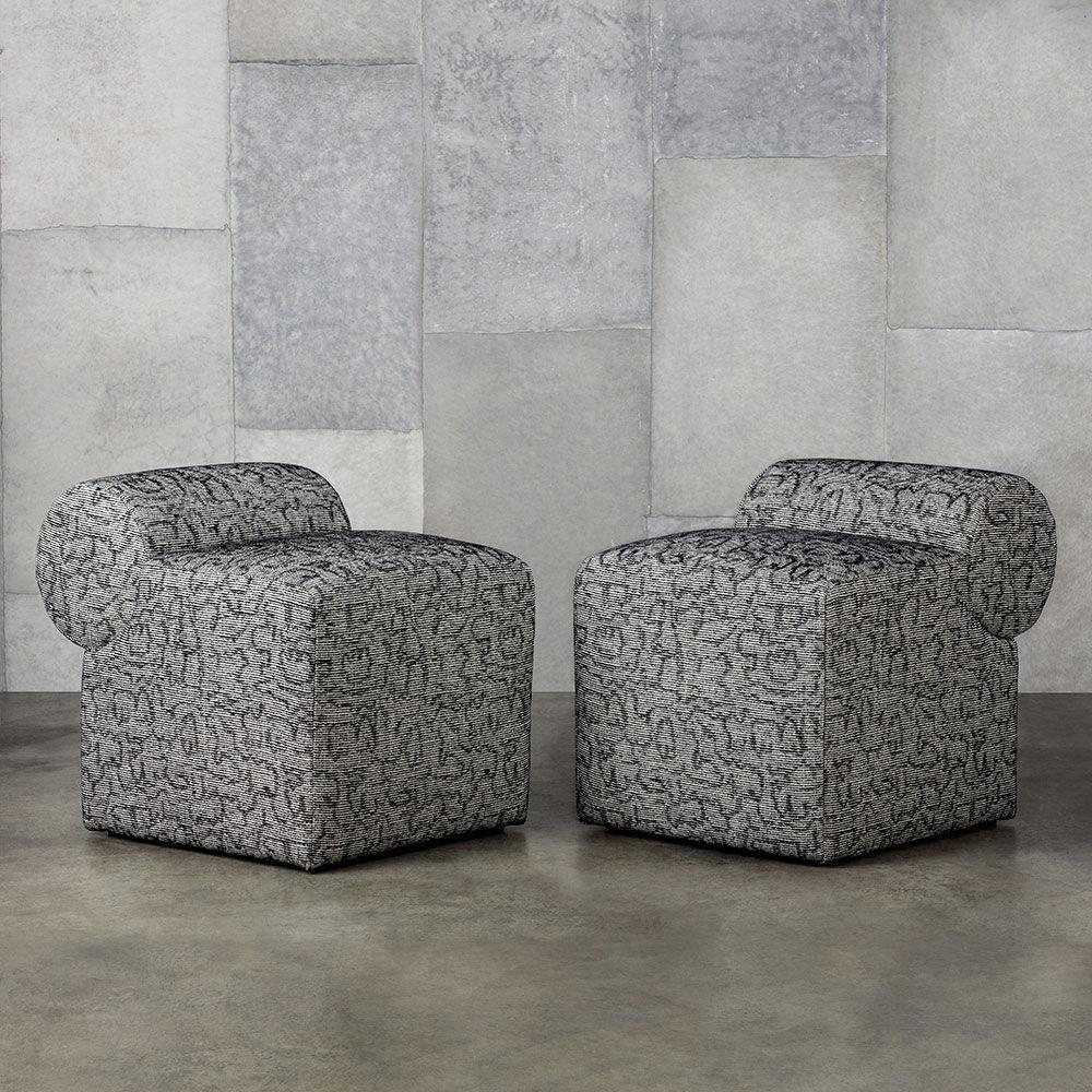 Moderno Pouf Esfera di Kelly Wearstler in tessuto Crescendo Ebano/Ivorio in vendita