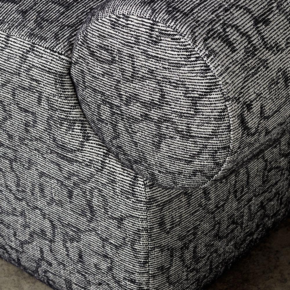 Velluto Pouf Esfera di Kelly Wearstler in tessuto Crescendo Ebano/Ivorio in vendita