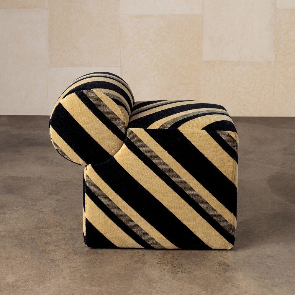 Moderno Pouf Esfera di Kelly Wearstler in velluto a righe color ebano Varsity Gold in vendita