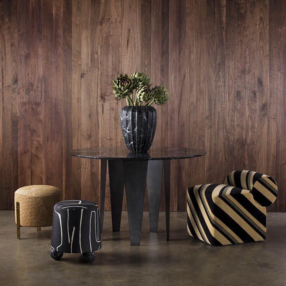 Pouf Esfera di Kelly Wearstler in velluto a righe color ebano Varsity Gold in vendita 1