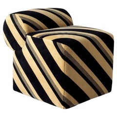 Pouf Esfera di Kelly Wearstler in velluto a righe color ebano Varsity Gold