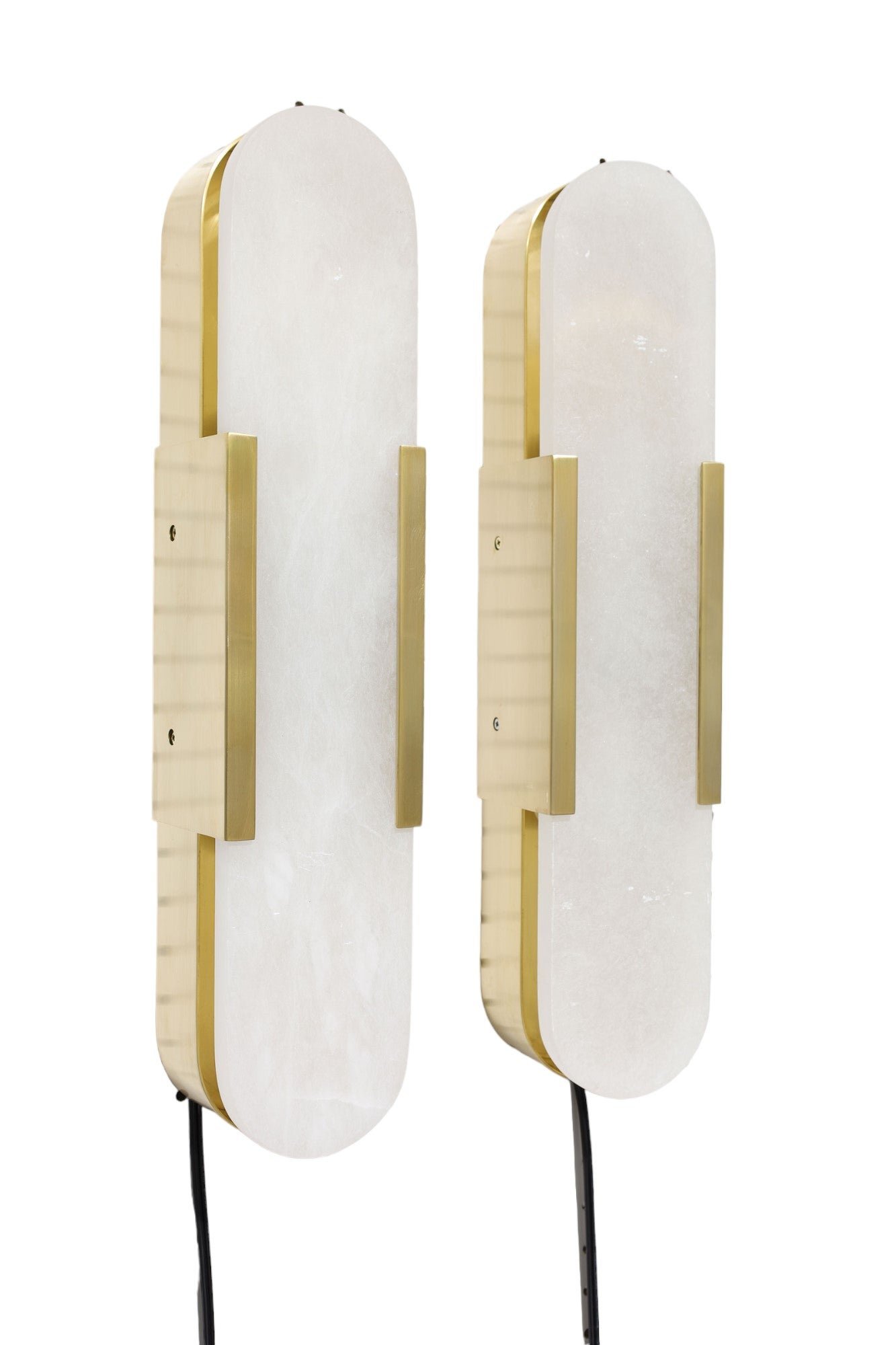 Pairing natural alabaster and sleek metal detailing in a streamlined geometric form, the Melange elongated sconce by Kelly Wearstler is a combination of modern refinement and the beauty of natural stone. This sconce features hand-carved natural