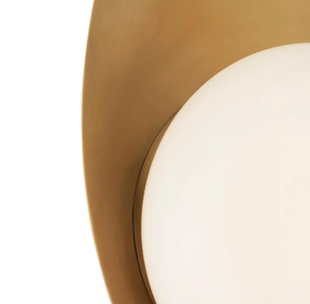 Die Nouvel Small Sconce ist minimalistisch und kühn zugleich und hebt das Nebeneinander von gemischtem MATERIAL und geschwungener Form hervor. Diese Leuchte ist in Messing antik, Nickel poliert oder in einer Kombination aus Bronze und Messing
