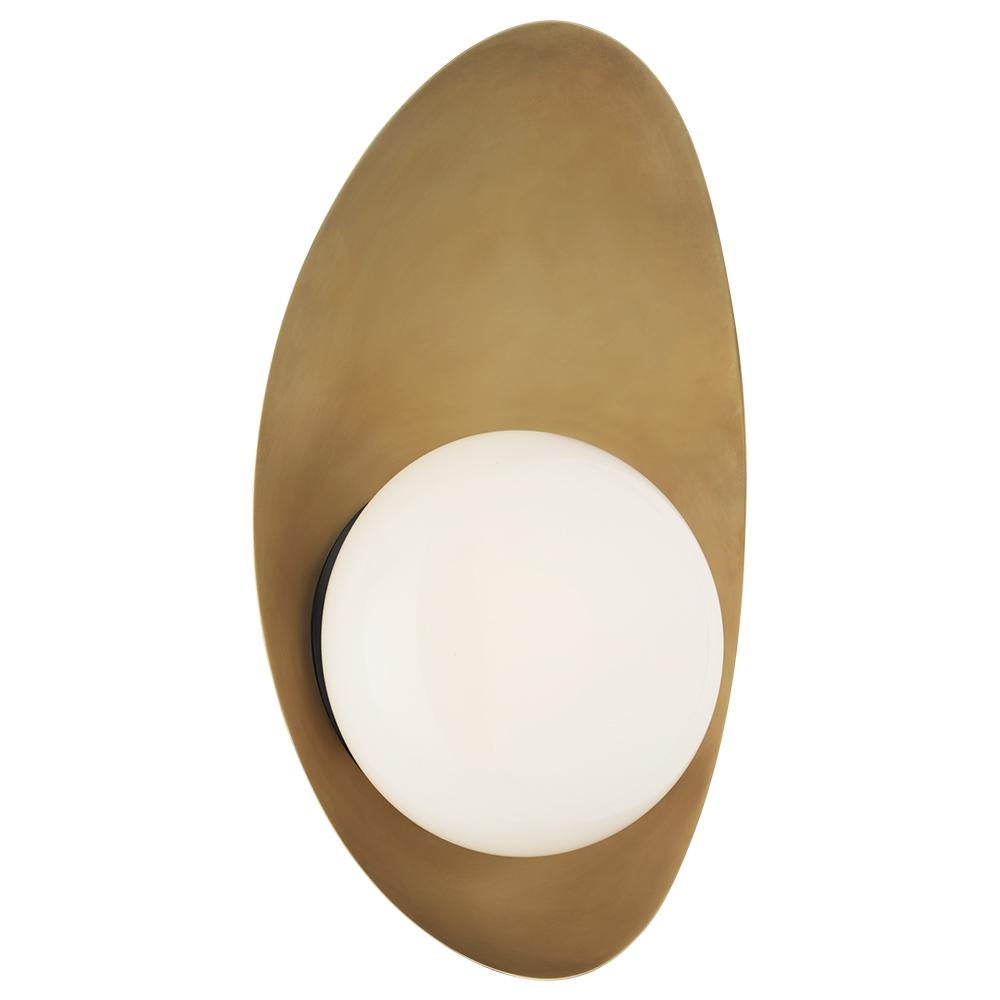 Kleiner Nouvel-Wandleuchter Kelly Wearstler aus antikem brüniertem Messing und weißem Glas (Moderne) im Angebot