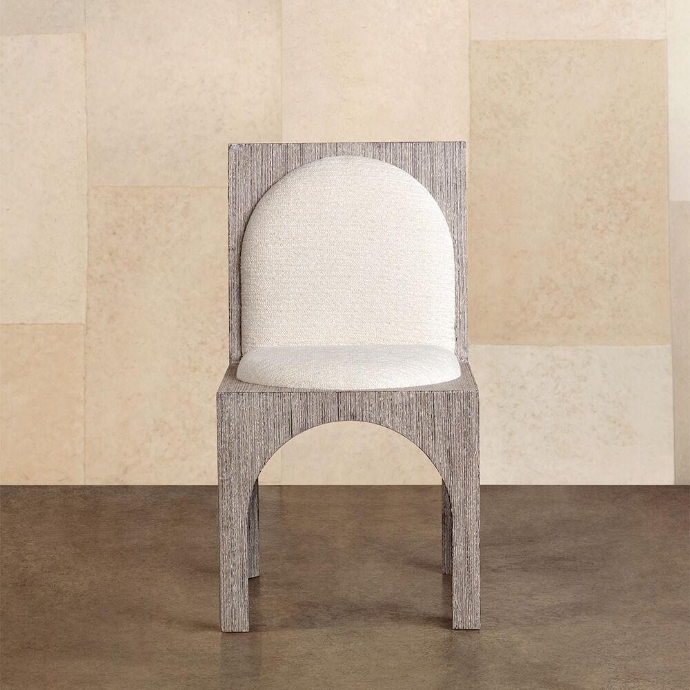 Inspiriert von der Architektur und der skulpturalen Form, zeichnet sich dieser unverwechselbare Ess- oder Beistellstuhl durch seine romanischen Bogenbeine aus, die in keramisiertem Wengeholz ausgeführt sind. Das dicht gepolsterte Sitzkissen und die