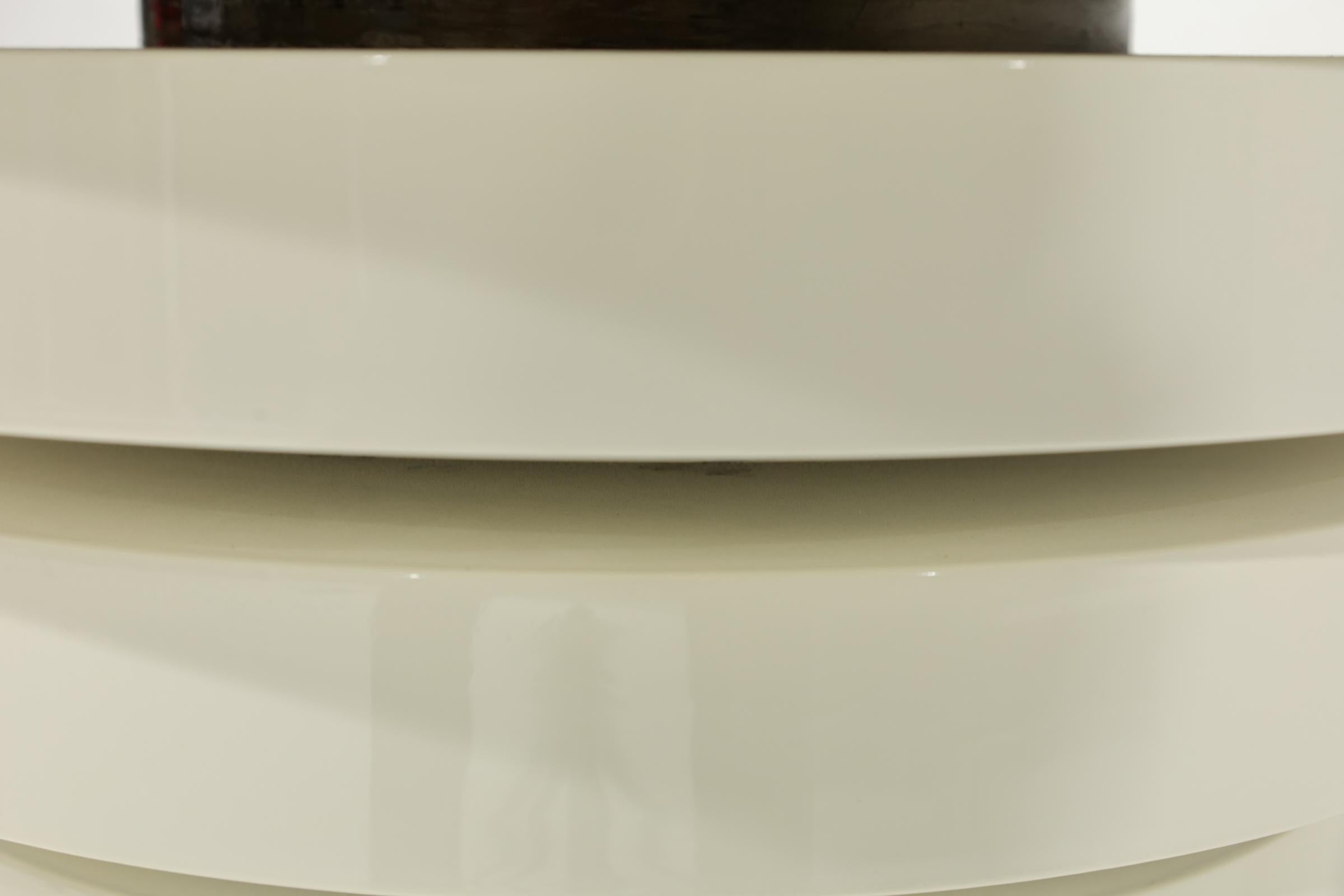 È un tavolo molto ben fatto e piuttosto pesante. Questo design è presente nelle pubblicazioni di Kelly Wearstler. Abbiamo restaurato con una vernice bianco sporco e un bronzo metallizzato sui cerchi interni. È ideale per l'ingresso o per qualsiasi