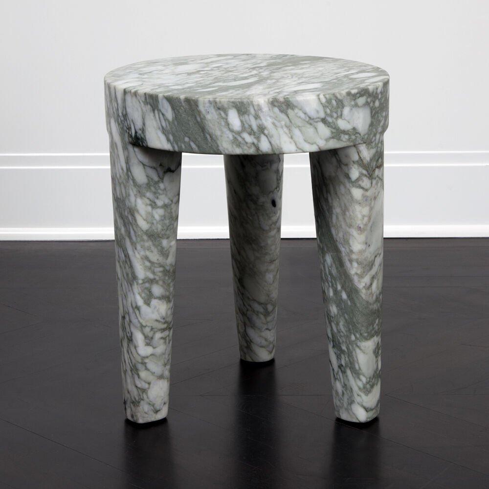 Moderne Kelly Wearstler Tribute - Grand tabouret ou table d'appoint à 3 pieds en marbre gris arc-en-ciel en vente