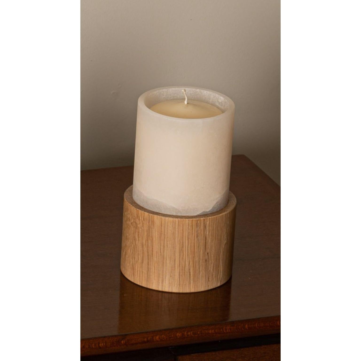 Kelo Oak Candle by Simone & Marcel
Dimensions: D 11 x W 11 x H 31.5 cm.
Materials: Oak and white alabaster.

Custom options available on request. Please contact us. 

A bold, elevated and minimalism design. The Kelo Candle balances white alabaster
