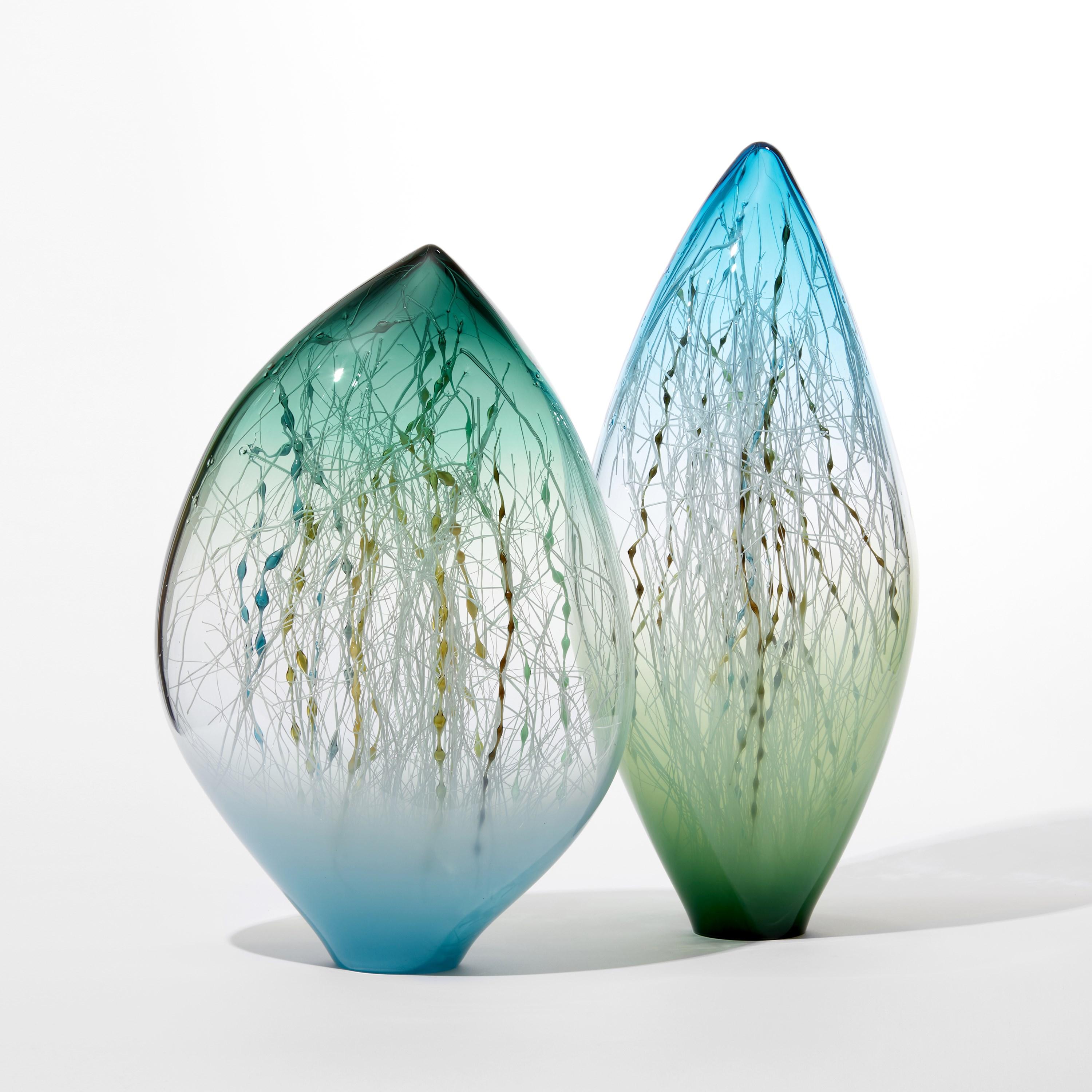 Fait main Kelp in Forest Green & Capri Blue, œuvre d'art abstraite en verre d'Enemark & Thompson en vente