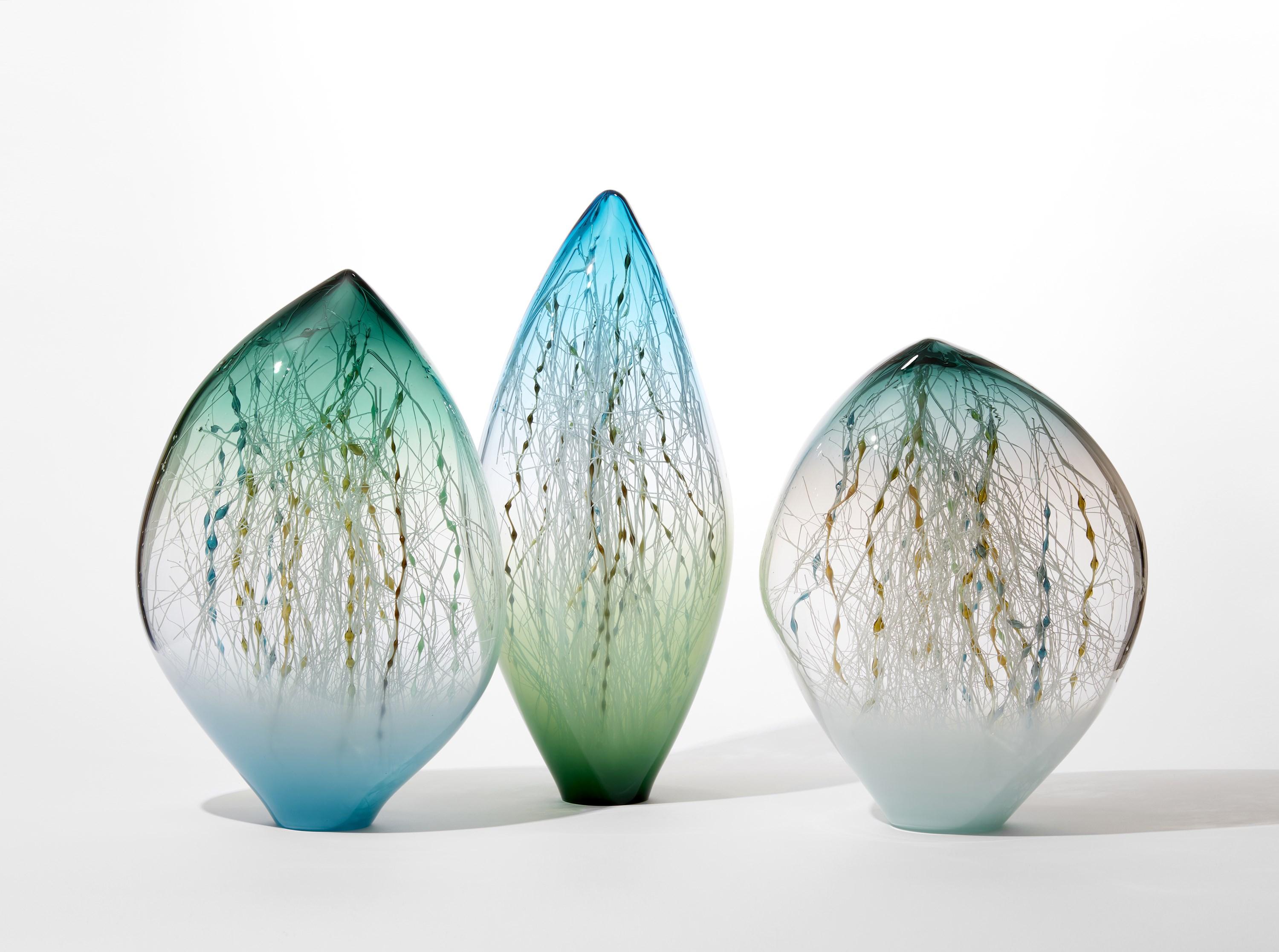 Kelp in Forest Green & Capri Blue, œuvre d'art abstraite en verre d'Enemark & Thompson Neuf - En vente à London, GB