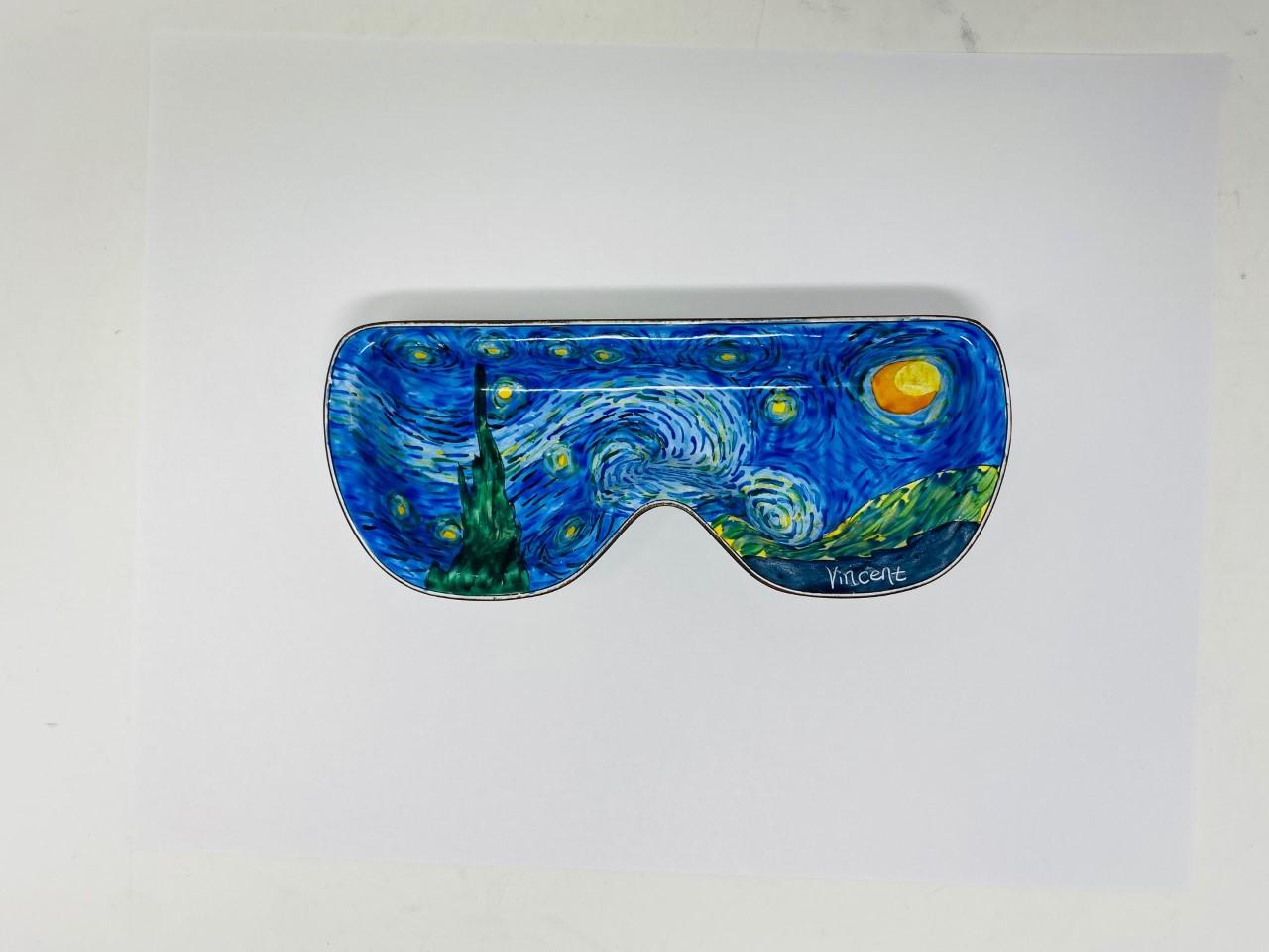 Beautiful trinket dish or eyeglass or sunglasses tray. This piece by Kelvin Chen goes hand in hand with his whimsical designs that juxtapose iconic art legacies in beautiful utilitarian and unique ways. This piece is cool and effortless.