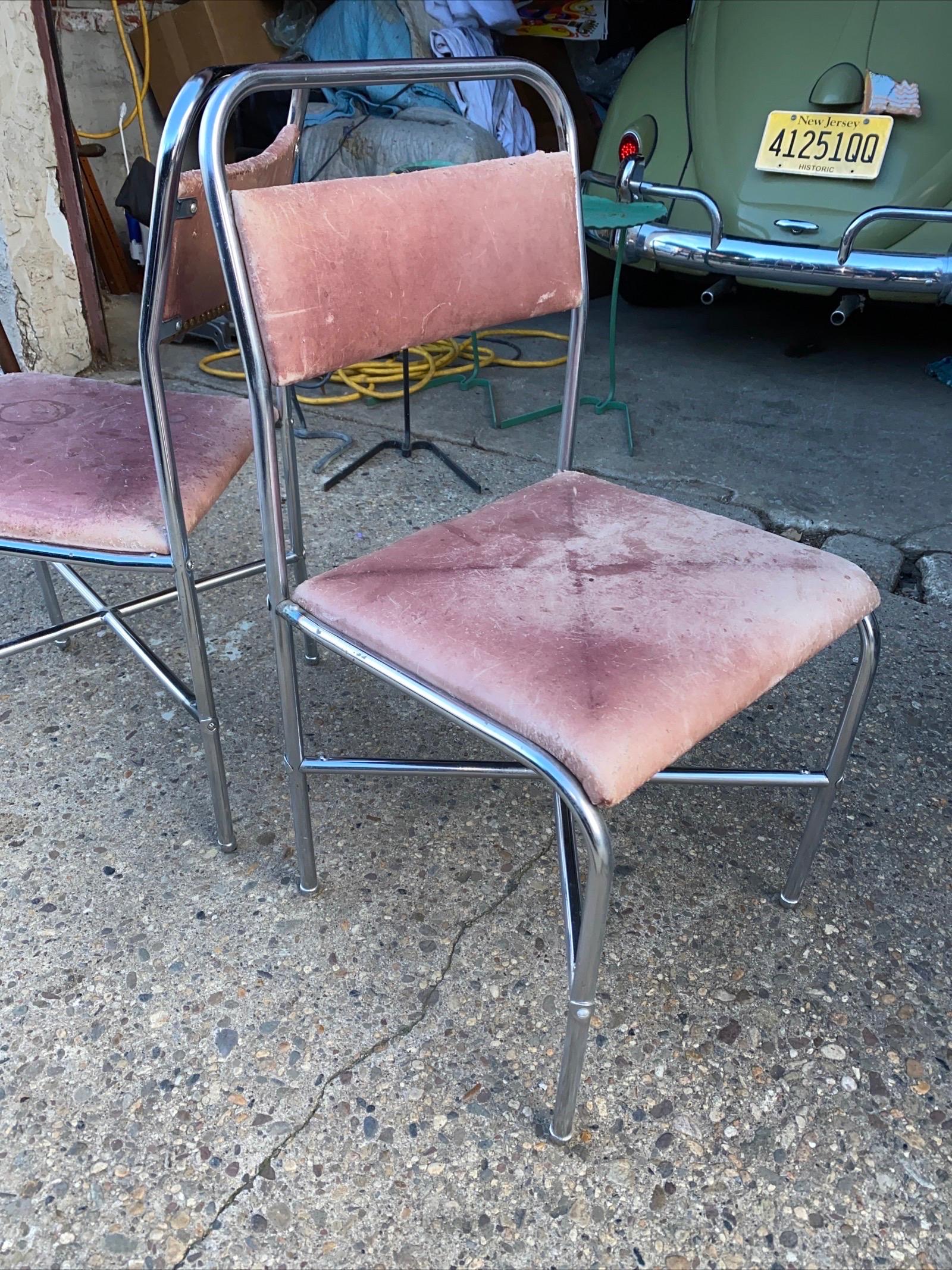 Paire de chaises chromées Lloyds des années 1930, difficiles à trouver.  Conçu par Kem Weber.  Quelques réparations visibles sur les photos qui ont un peu décoloré le chrome.  Le cuir ancien doit être remplacé.  Le chrome est très bon pour des