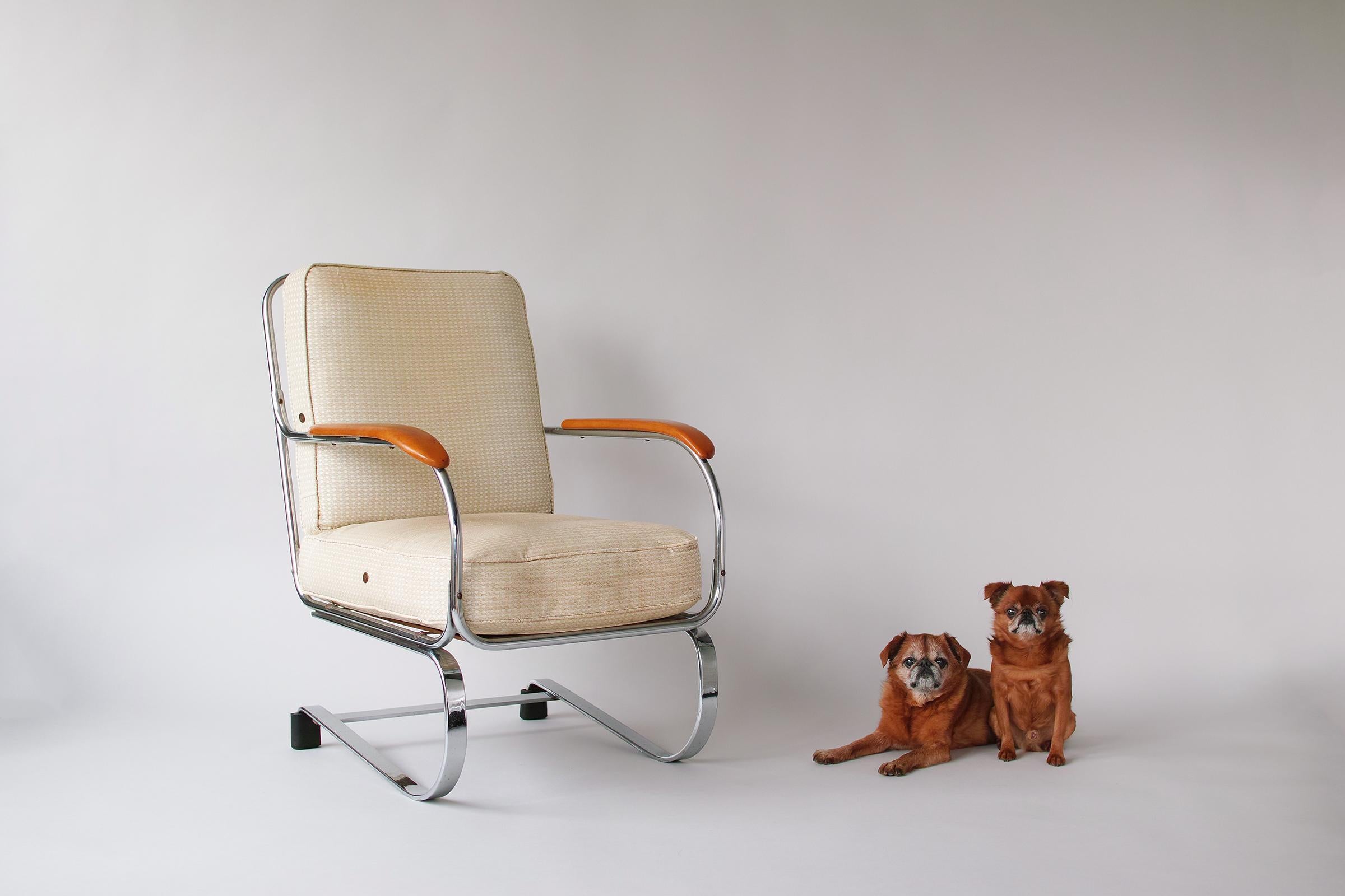 For your consideration is this exceptional all-original example of KEM Weber’s iconic springer chair featuring its rarely seen original black rubber floor protector feet and ivory vinyl upholstery. Comfortable and sturdy with a nice springy,