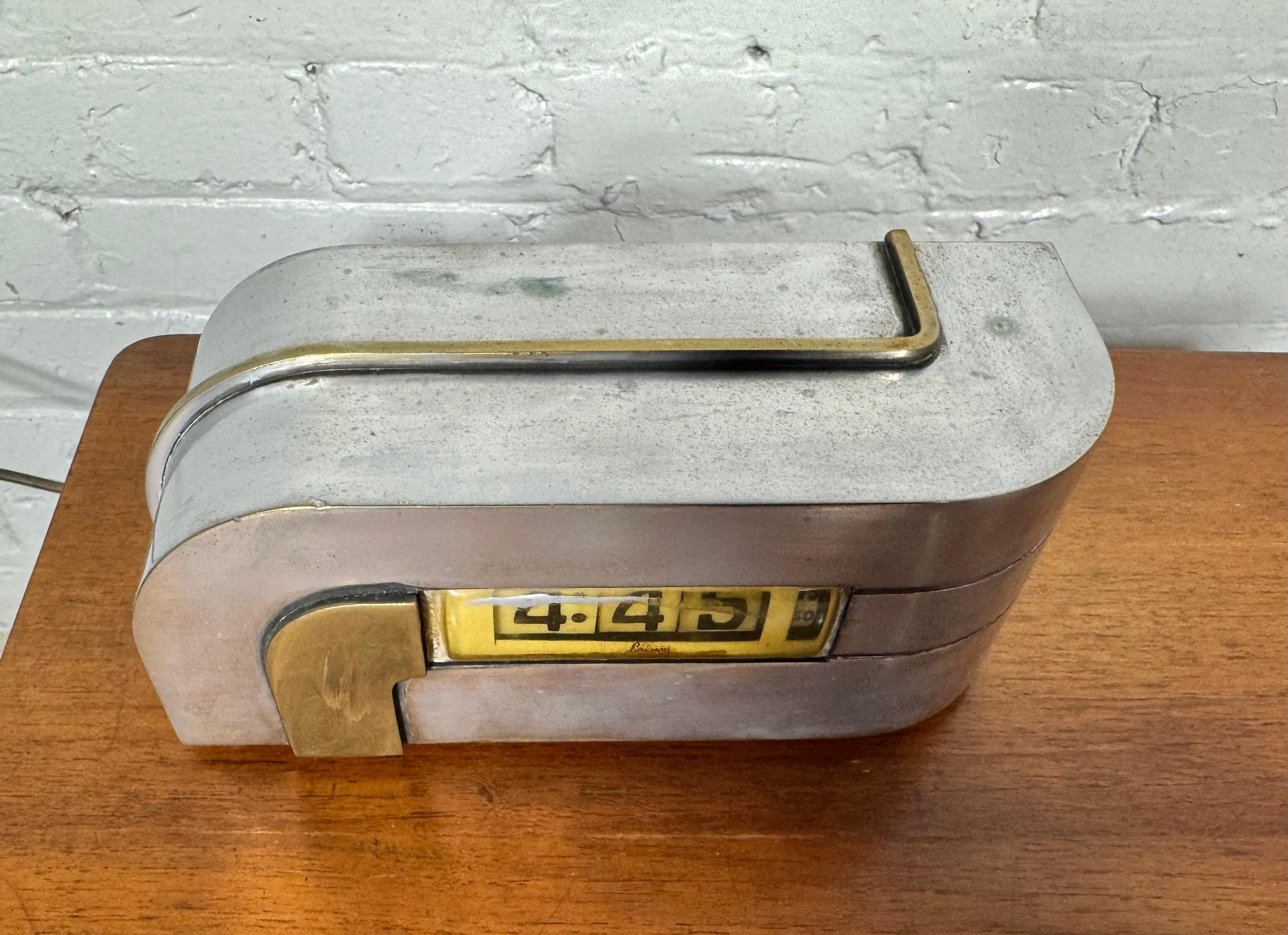 Art Déco Clásico / Streamline  diseño,, Fundición de aluminio y latón ... Reloj eléctrico de diseño Machine Age diseñado en la década de 1930. números estilizados en forma digital con la rueda de segundos.Probado y da la hora... falta la placa