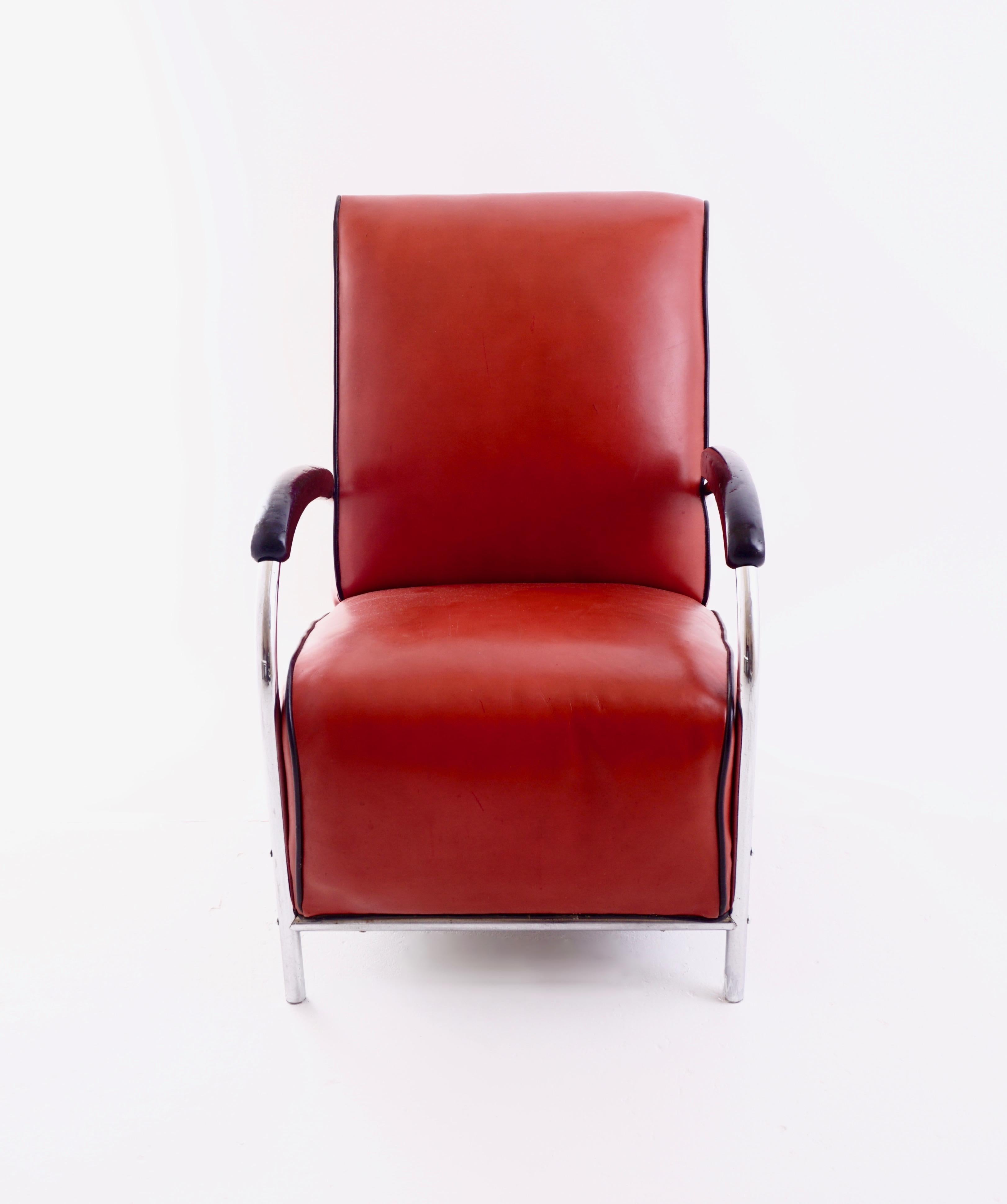 Vintage Kem Weber tubular armchair
Recently reupholstered in red leather with black trim
Made in USA, circa 1950s.