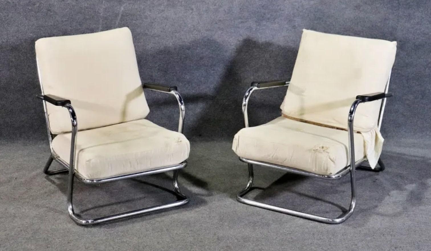 Paire de fauteuils de style Art Déco conçus par Kem Weber. Kem Weber (1889-1963) est un architecte et designer de meubles d'origine allemande.
Cadre tubulaire chromé avec deux coussins épais.
Veuillez confirmer le lieu NY ou NJ