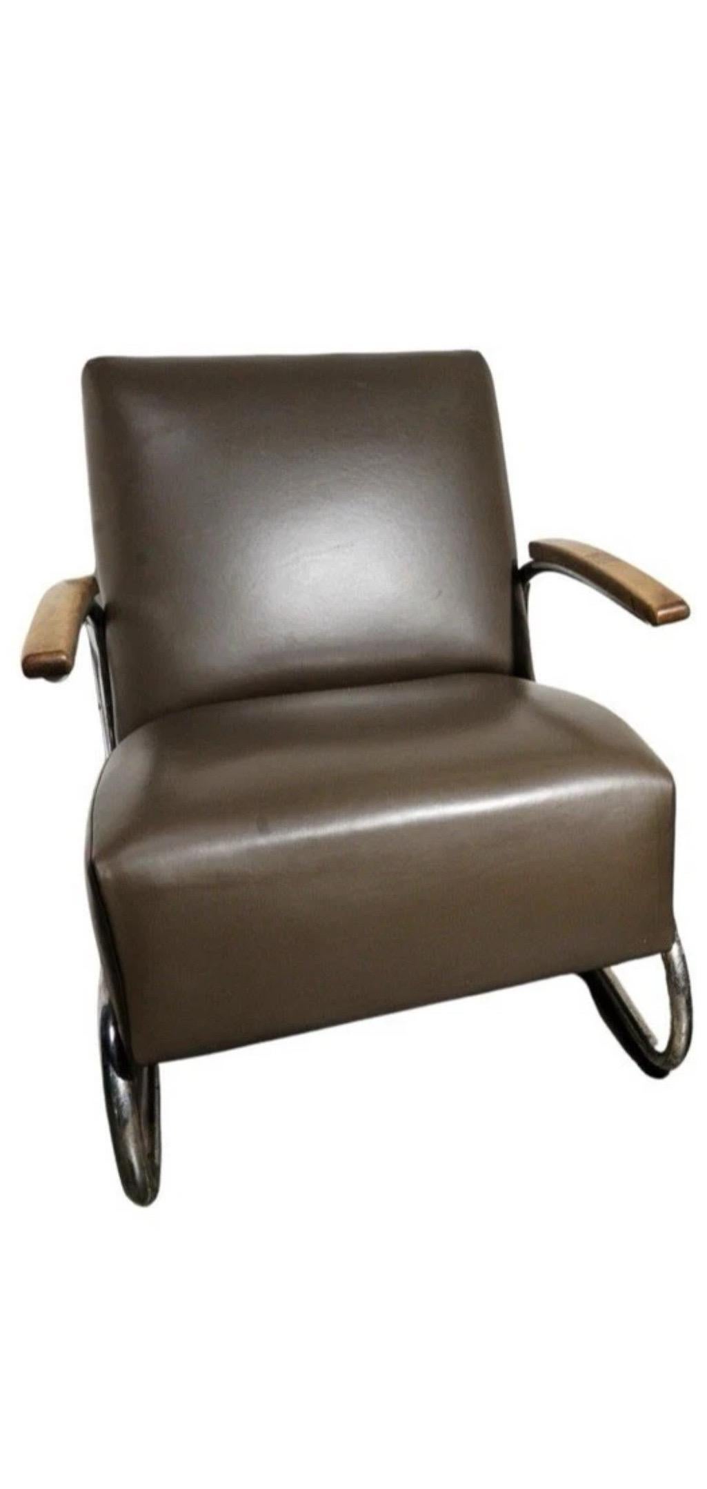 Una poltrona Mucke Melder per Thonet.


USA, circa 1930-1950.


Struttura tubolare in acciaio, braccioli in legno e rivestimento in ecopelle in tonalità tenui.


Dimensioni:

H. 32