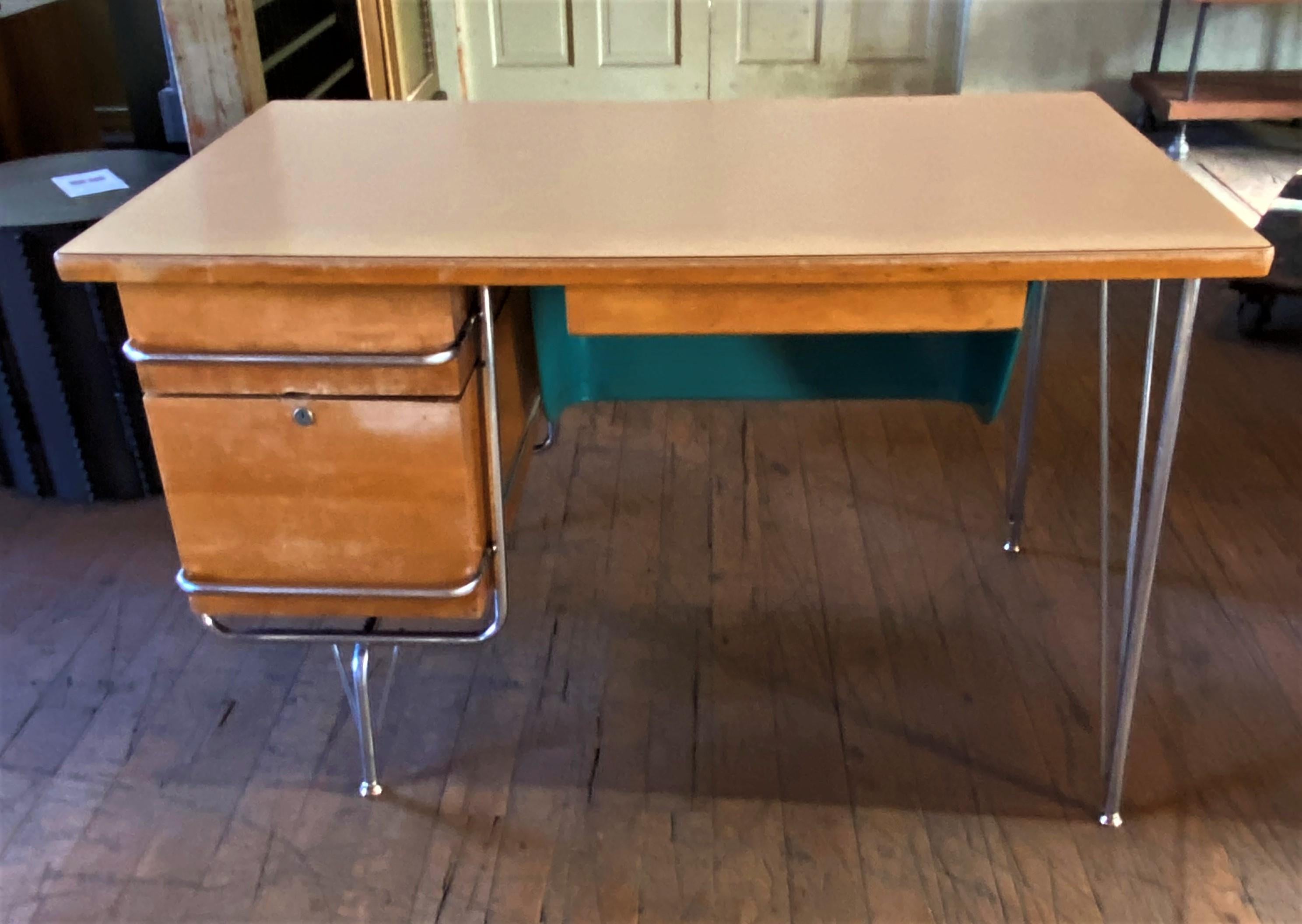 Heywood Wakefield trimline desk by Kem Weber
Overall Dimensions: 29 1/2