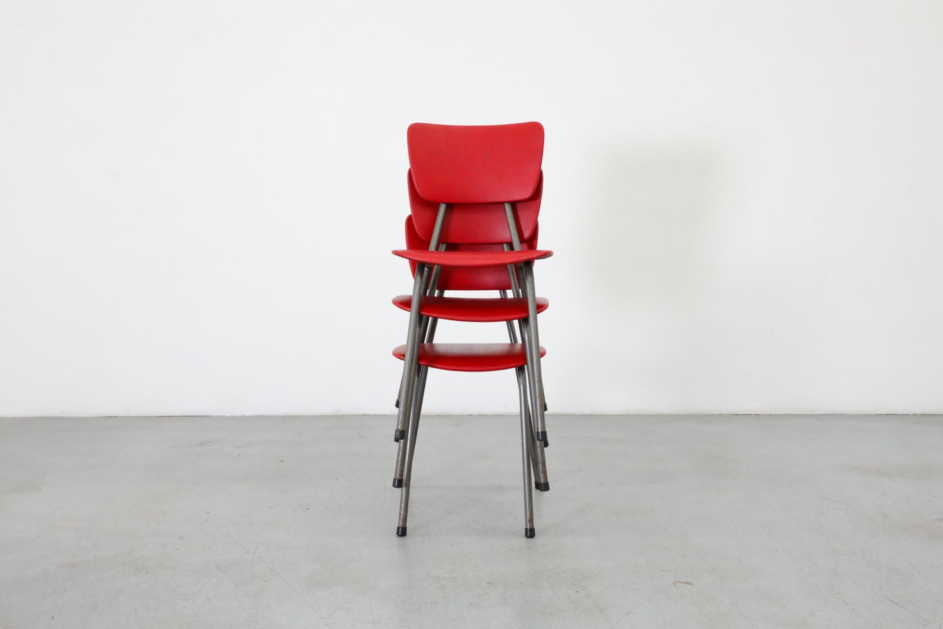 Chaises d'appoint ou de salle à manger vintage avec structure en fil métallique gris et sièges et dossiers en vinyle rouge d'origine. En état d'origine avec une usure visible, telle qu'une perte d'émail, des rayures, des bosses, etc. L'usure est