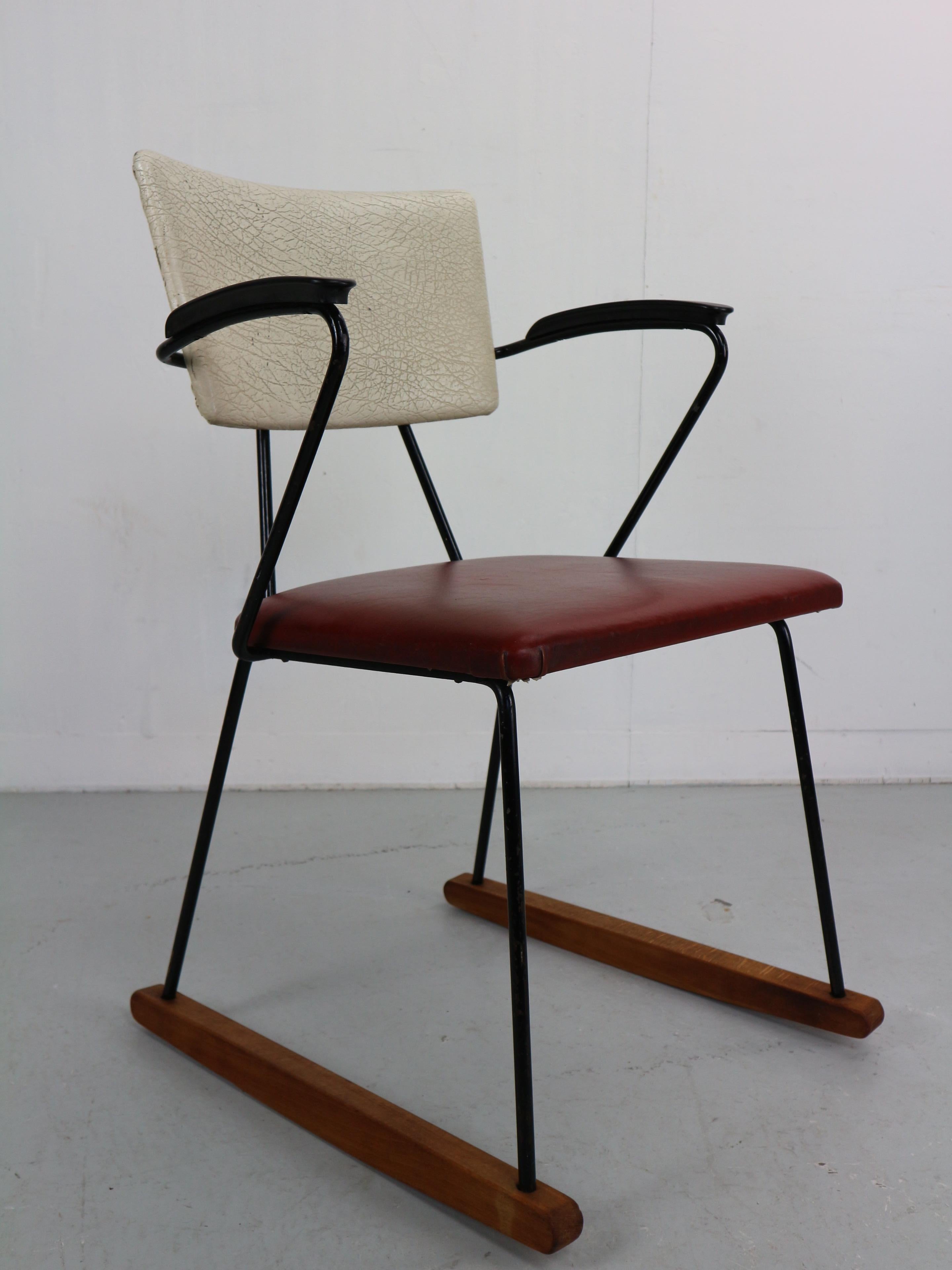 Rockingchair by WH Gispen for Kembo Netherlands. in original with original fabric and armrests in bakelite, black tubular structures and wooden sliders. From the 50's.
New upholstery is possible. Typical Dutch industrial design, very rare edition