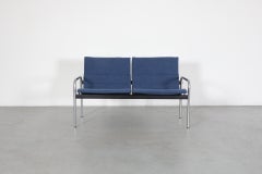 Kembo "Ultrex" Serie Loveseat mit neuen dunkelblauen Sitzbezügen und Chromgestell