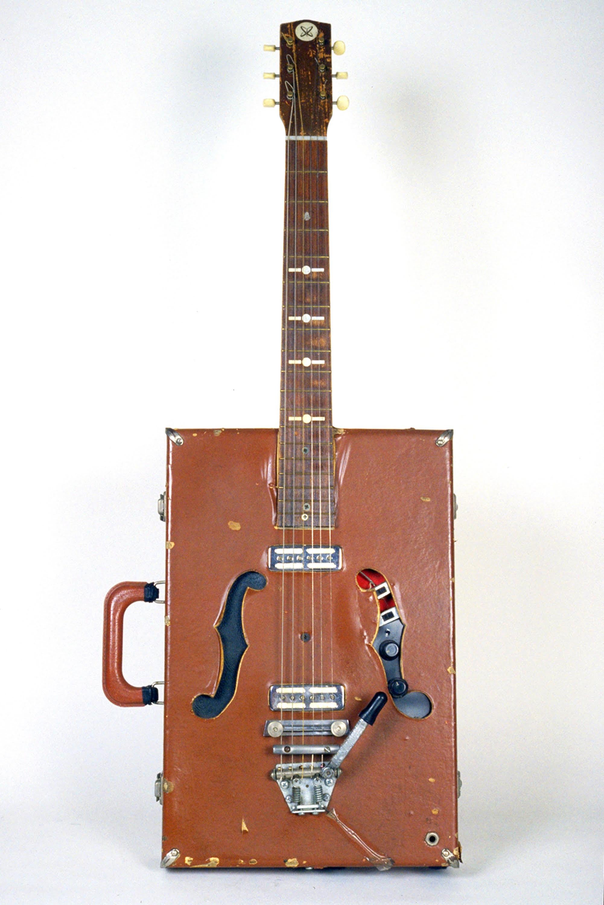 Figurative Sculpture de Ken Butler - "Guitarra de maletín" escultura híbrida de instrumento musical, ensamblaje