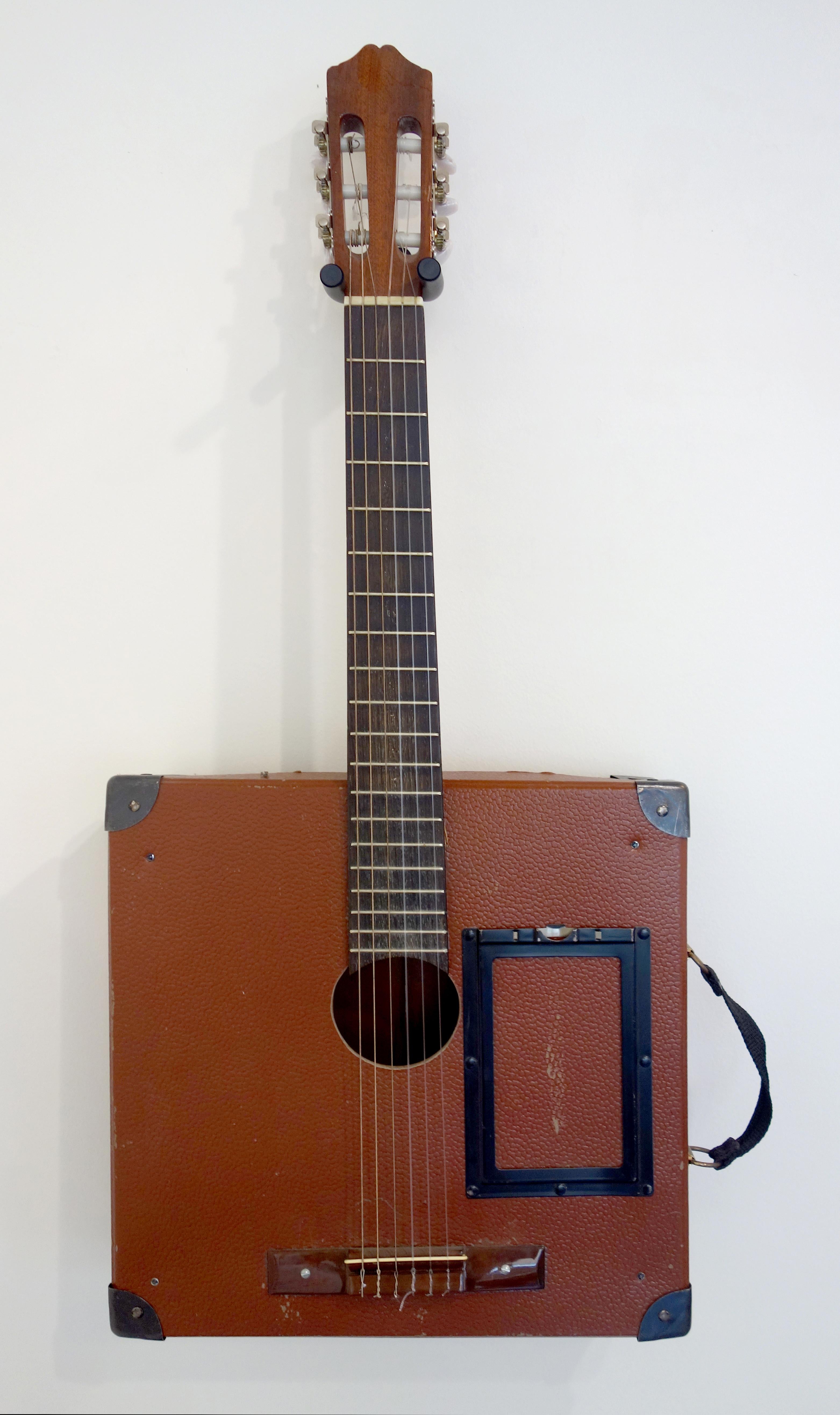 « Film Case Nylon Guitar » - Sculpture murale d'assemblage d'instruments hybrides