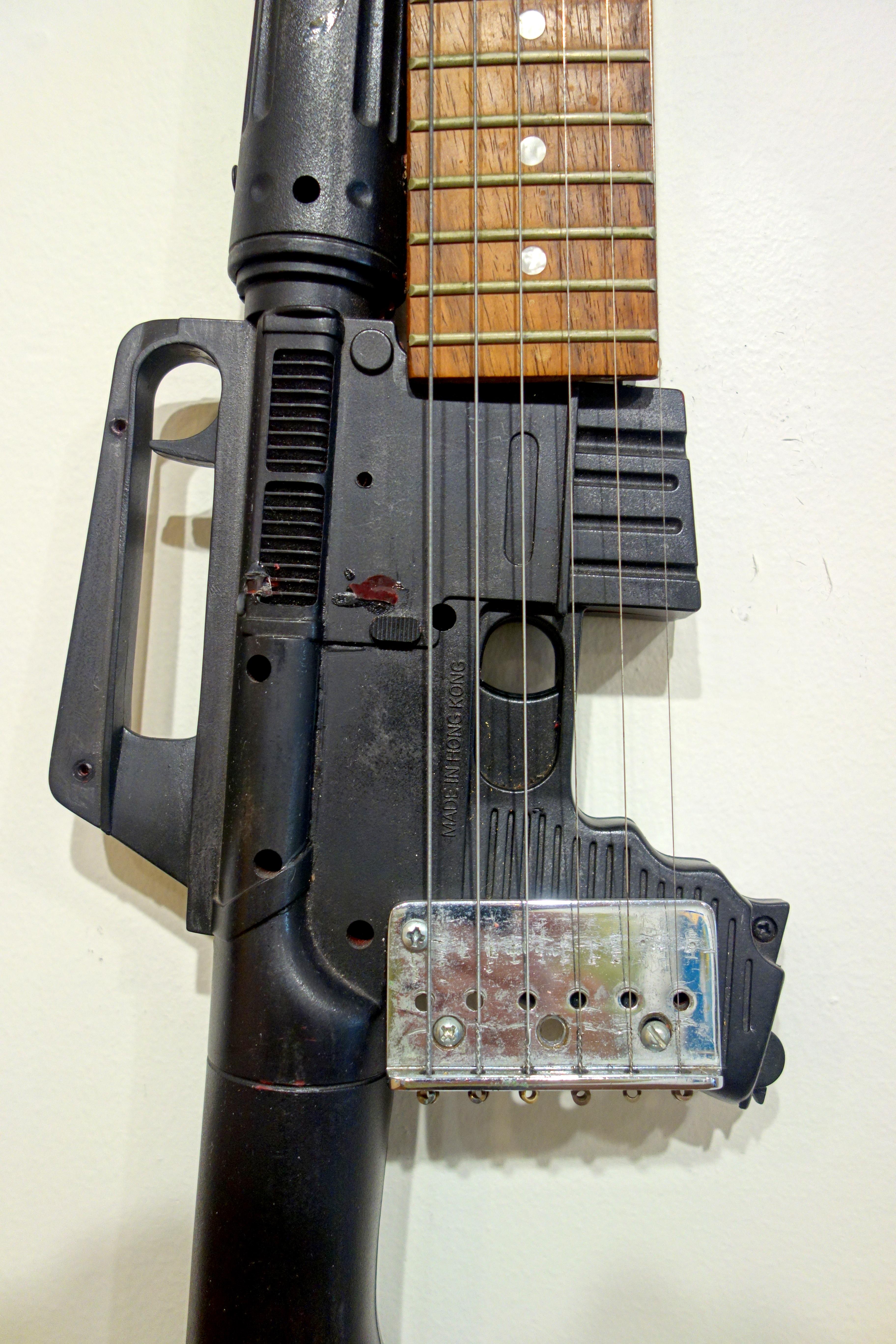 Sculpture murale d'instrument hybride « Machine Gun Guitar III » - Gris Figurative Sculpture par Ken Butler