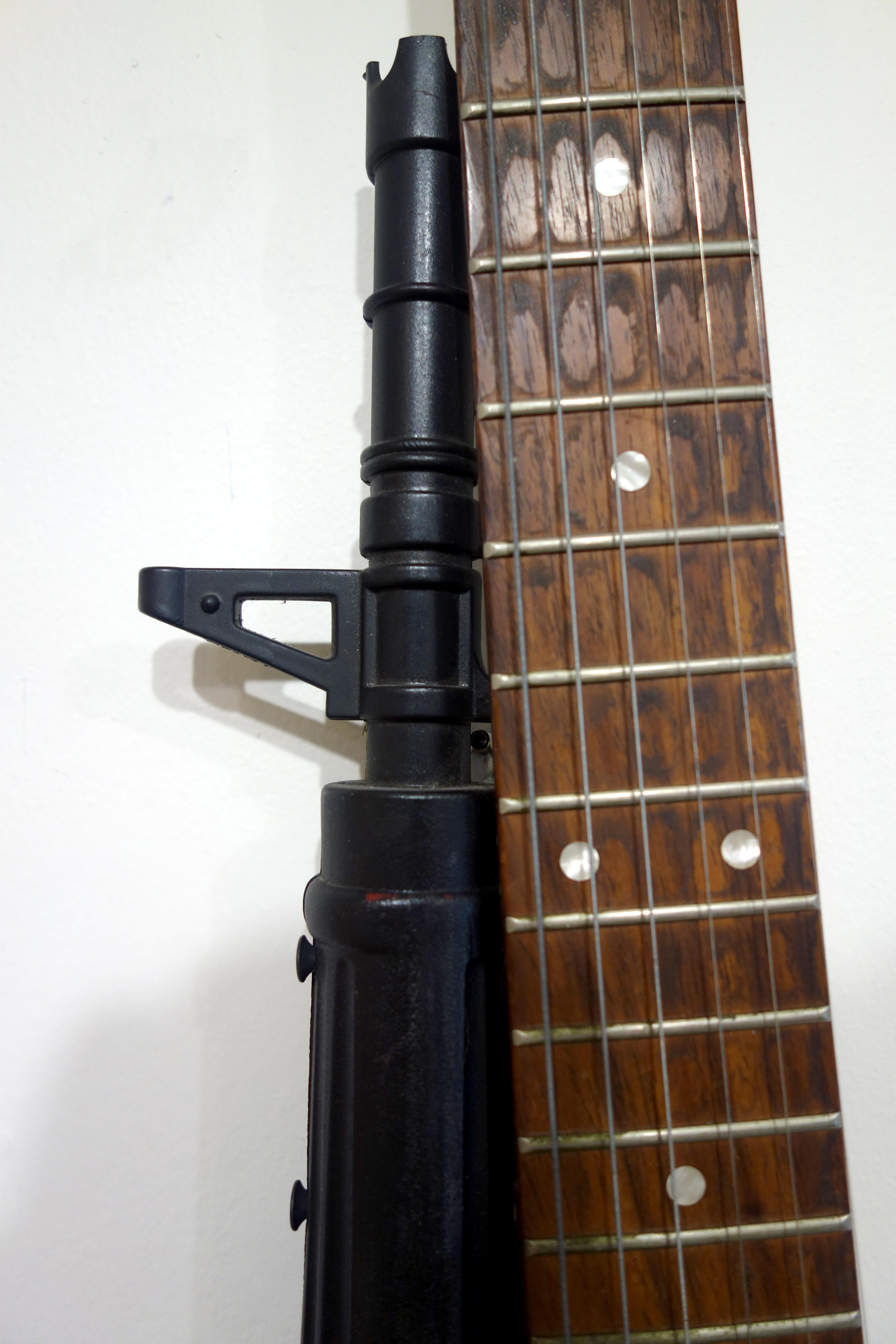 Machine Gun Guitar
Cette sculpture créée par Ken Butler est à la fois une guitare et une mitrailleuse. (le pistolet est un jouet). Elle est réalisée dans l'esprit d'absurdité que de nombreux surréalistes ont adopté en utilisant des objets trouvés