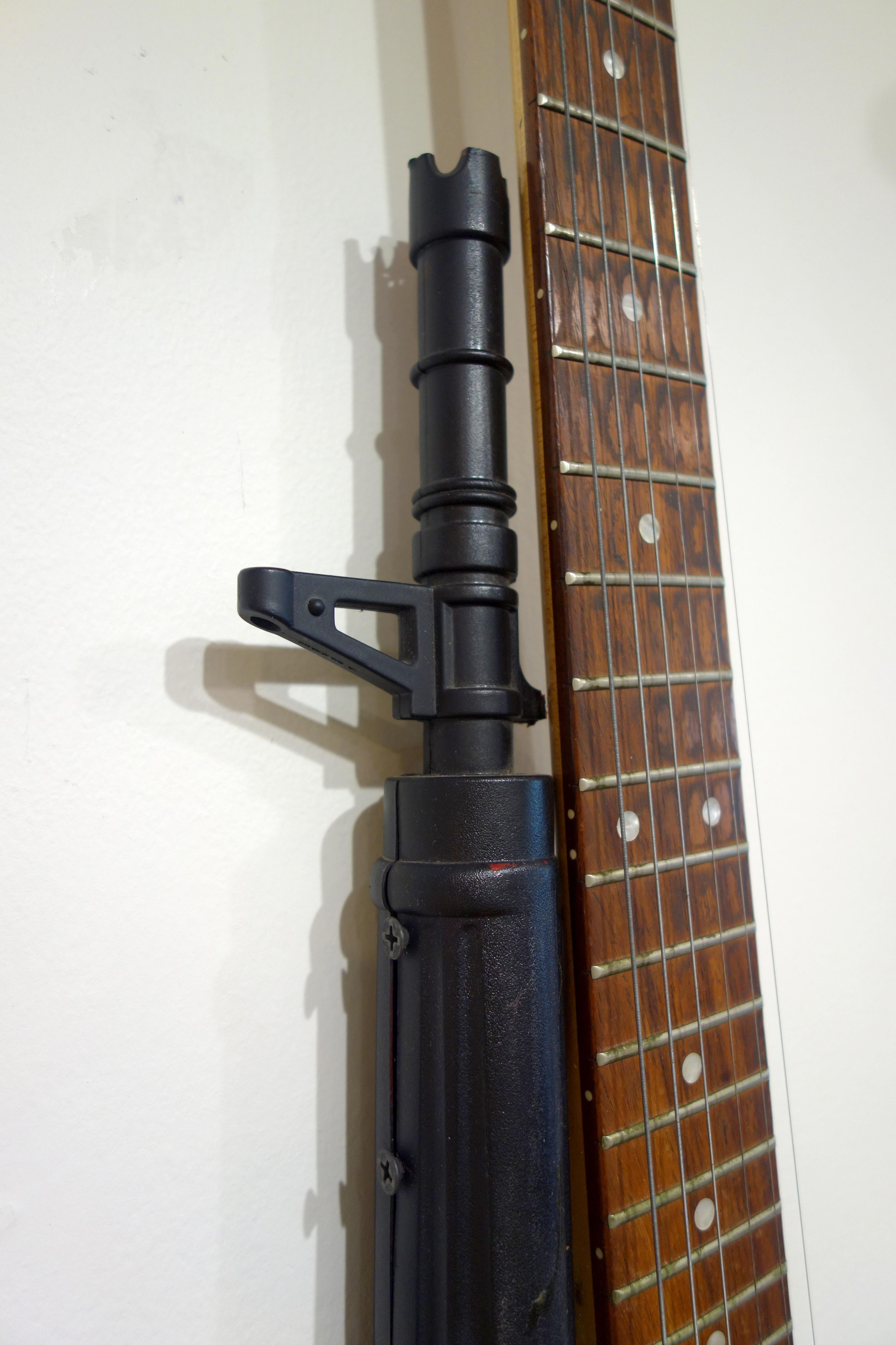Sculpture murale d'instrument hybride « Machine Gun Guitar III » en vente 1
