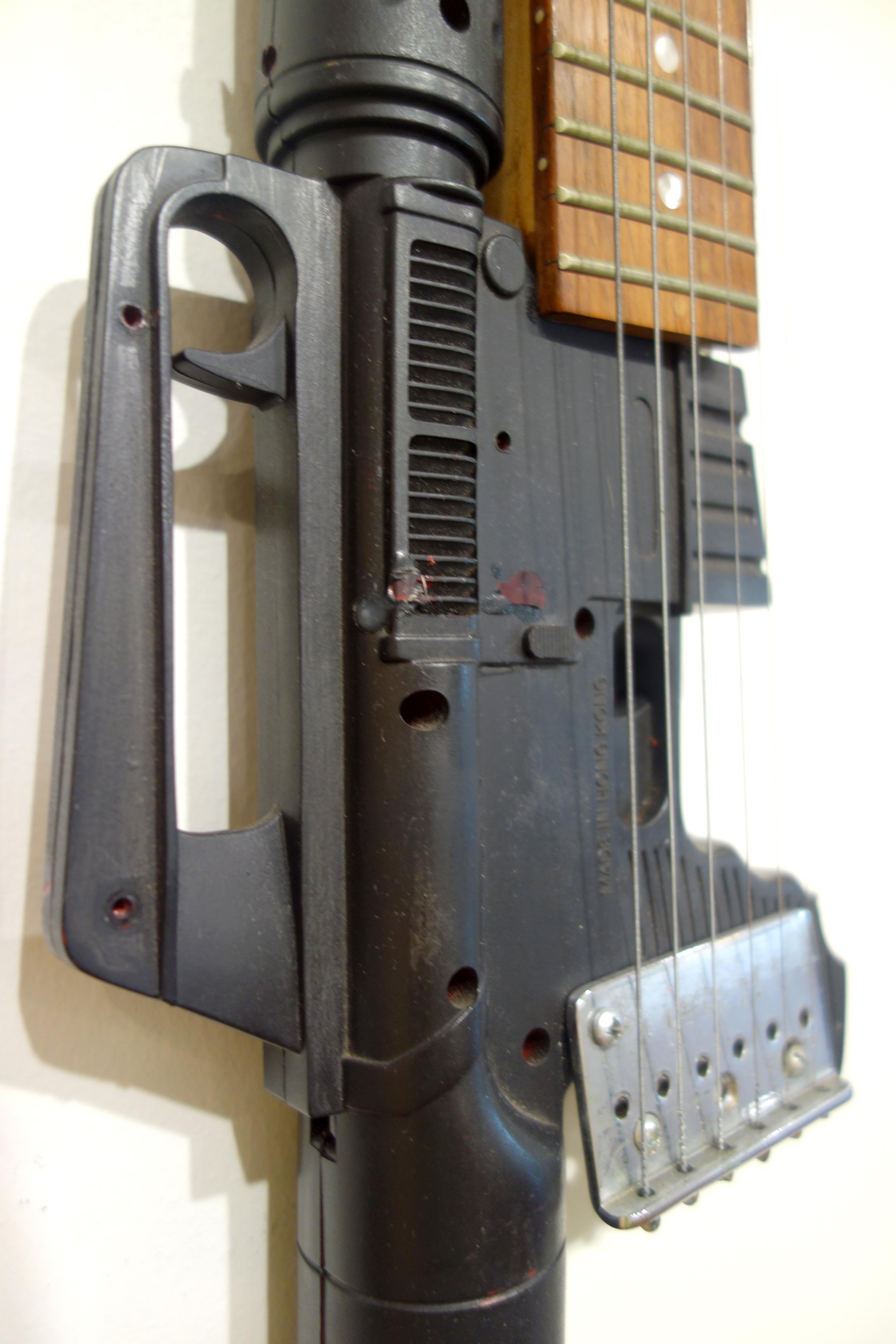 Sculpture murale d'instrument hybride « Machine Gun Guitar III » en vente 2