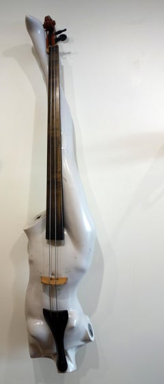 Sculpture murale « Mannequin Bass » assemblage hybride d'instruments