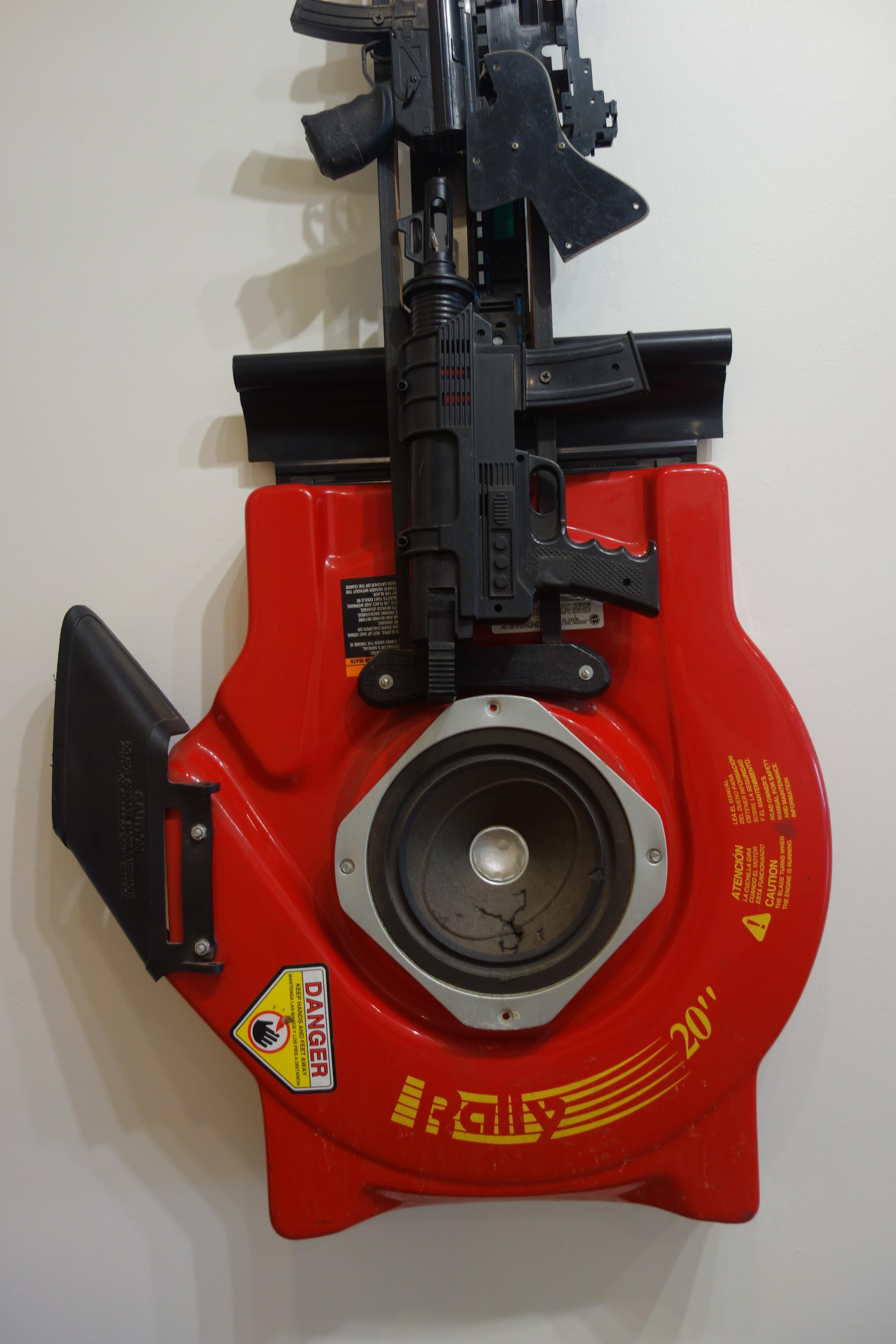 Cortacésped Bajo
Esta escultura diseñada por Ken Butler presenta una recopilación de componentes que incluyen un cortacésped, muchas pistolas de juguete, un palo de hockey y mucho más. El cuerpo del bajo es una auténtica base de cortacésped. Esta