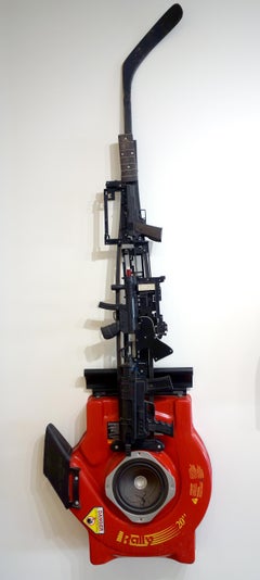 Sculpture murale d'assemblage d'instruments hybrides « Guns Red Lawnmower Guns »